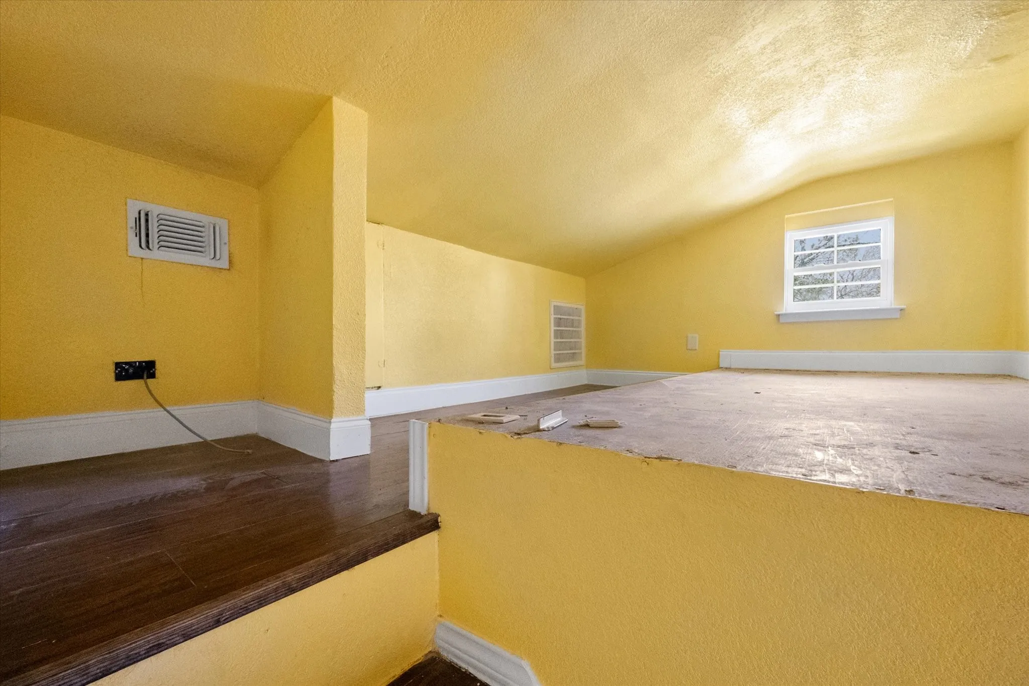 Single Family Residence For Sale in Parker County , 508 Lois Circle, Granbury, Texas 76049, 3 Bedrooms, 3 Bathrooms, Garage spaces, 1,292 Sqft, built in 1988, Preowned, Price $169,400, mls#21193376, Real Estate Agent in Granbury, Homes For Sale in Parker county, Homes For Sale in Granbury, Realtor in Granbury Texas, Real Estate Brokerage Independent Realty Texas, Luminita Cordes Realtor