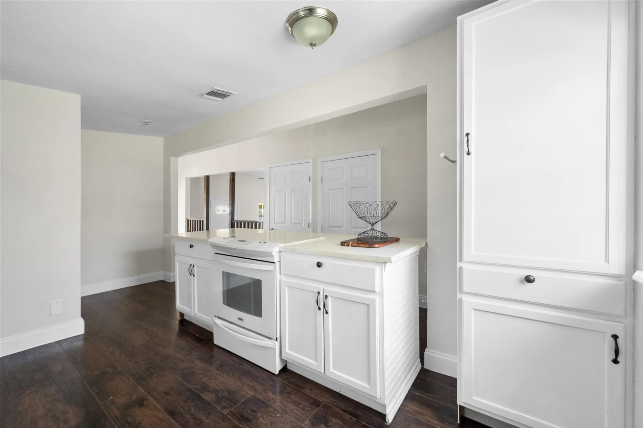 Single Family Residence For Sale in Parker County , 508 Lois Circle, Granbury, Texas 76049, 3 Bedrooms, 3 Bathrooms, Garage spaces, 1,292 Sqft, built in 1988, Preowned, Price $169,400, mls#21193376, Real Estate Agent in Granbury, Homes For Sale in Parker county, Homes For Sale in Granbury, Realtor in Granbury Texas, Real Estate Brokerage Independent Realty Texas, Luminita Cordes Realtor