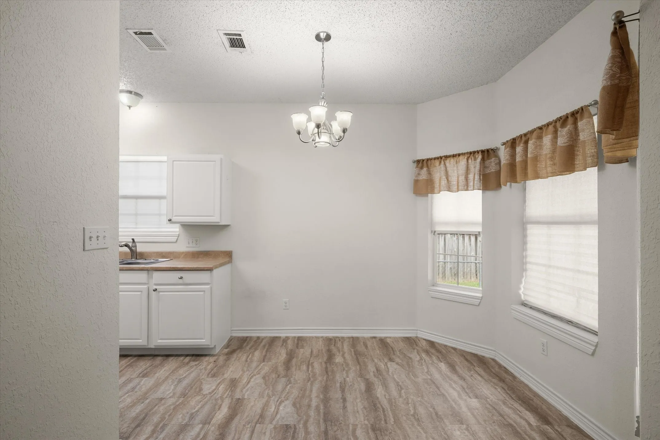 Single Family Residence For Sale in Van Zandt County , 400 Bent Creek Dr, Grand Saline, Texas 75140, 3 Bedroom, 2 Bathroom, 2 Garage spaces, 1,337 Sqft, built in 2005, Preowned, mls#21200493, Real Estate Agent in Grand Saline, Homes For Sale in Van Zandt county, Homes For Sale in Grand Saline, Realtor in Grand Saline Texas, Real Estate Brokerage Independent Realty Texas, Luminita Cordes Realtor
