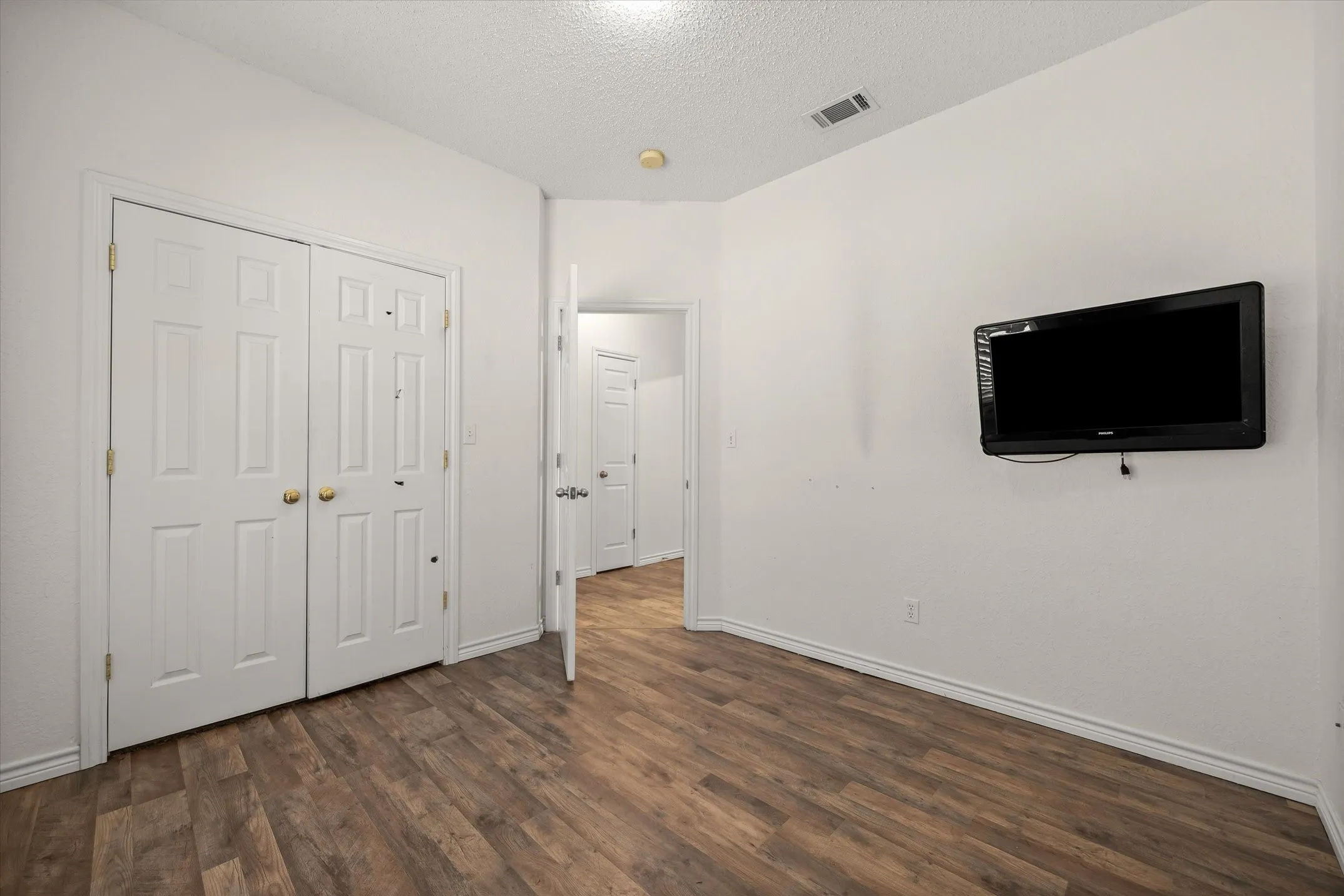 Single Family Residence For Sale in Van Zandt County , 400 Bent Creek Dr, Grand Saline, Texas 75140, 3 Bedroom, 2 Bathroom, 2 Garage spaces, 1,337 Sqft, built in 2005, Preowned, mls#21200493, Real Estate Agent in Grand Saline, Homes For Sale in Van Zandt county, Homes For Sale in Grand Saline, Realtor in Grand Saline Texas, Real Estate Brokerage Independent Realty Texas, Luminita Cordes Realtor