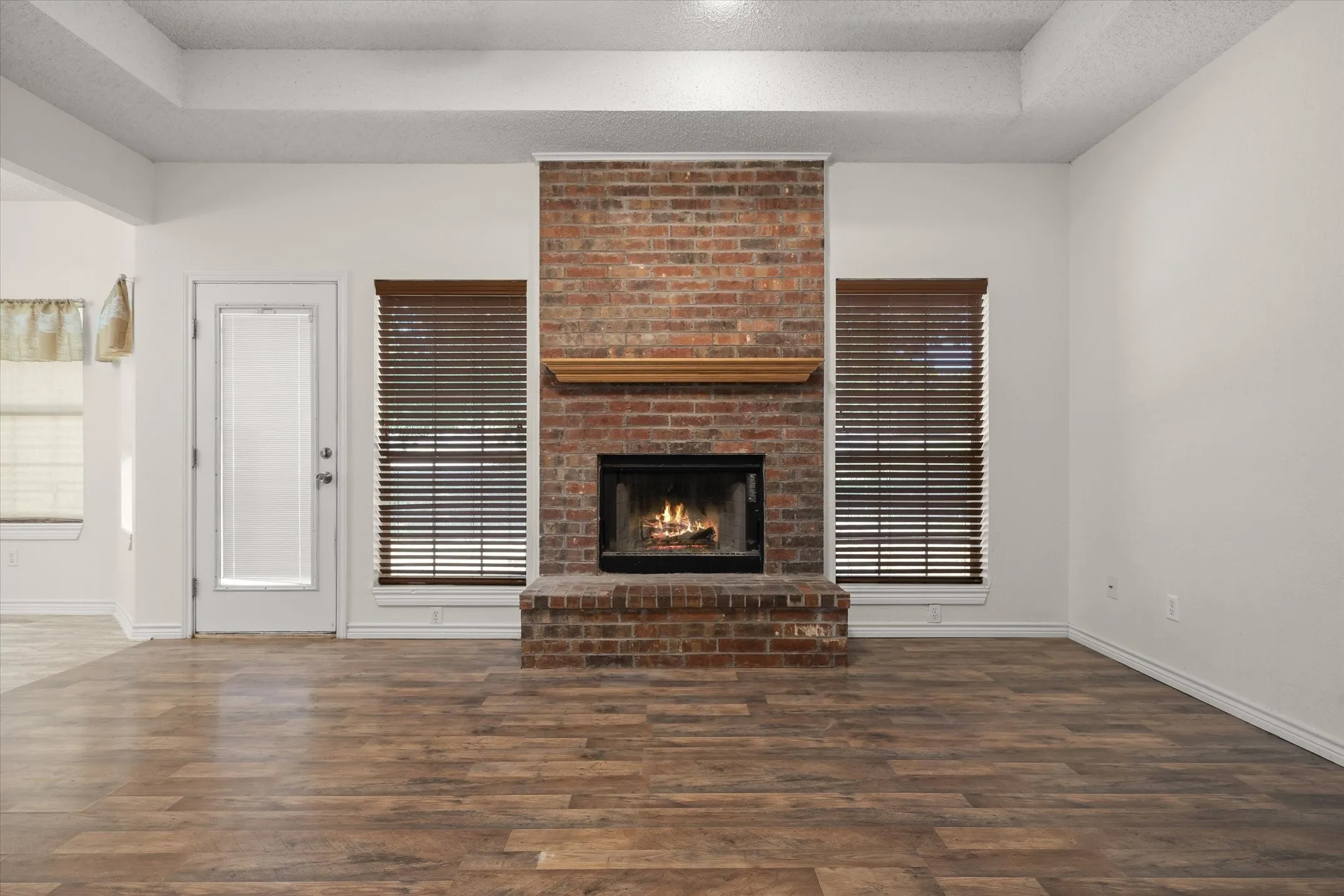 Single Family Residence For Sale in Van Zandt County , 400 Bent Creek Dr, Grand Saline, Texas 75140, 3 Bedroom, 2 Bathroom, 2 Garage spaces, 1,337 Sqft, built in 2005, Preowned, mls#21200493, Real Estate Agent in Grand Saline, Homes For Sale in Van Zandt county, Homes For Sale in Grand Saline, Realtor in Grand Saline Texas, Real Estate Brokerage Independent Realty Texas, Luminita Cordes Realtor