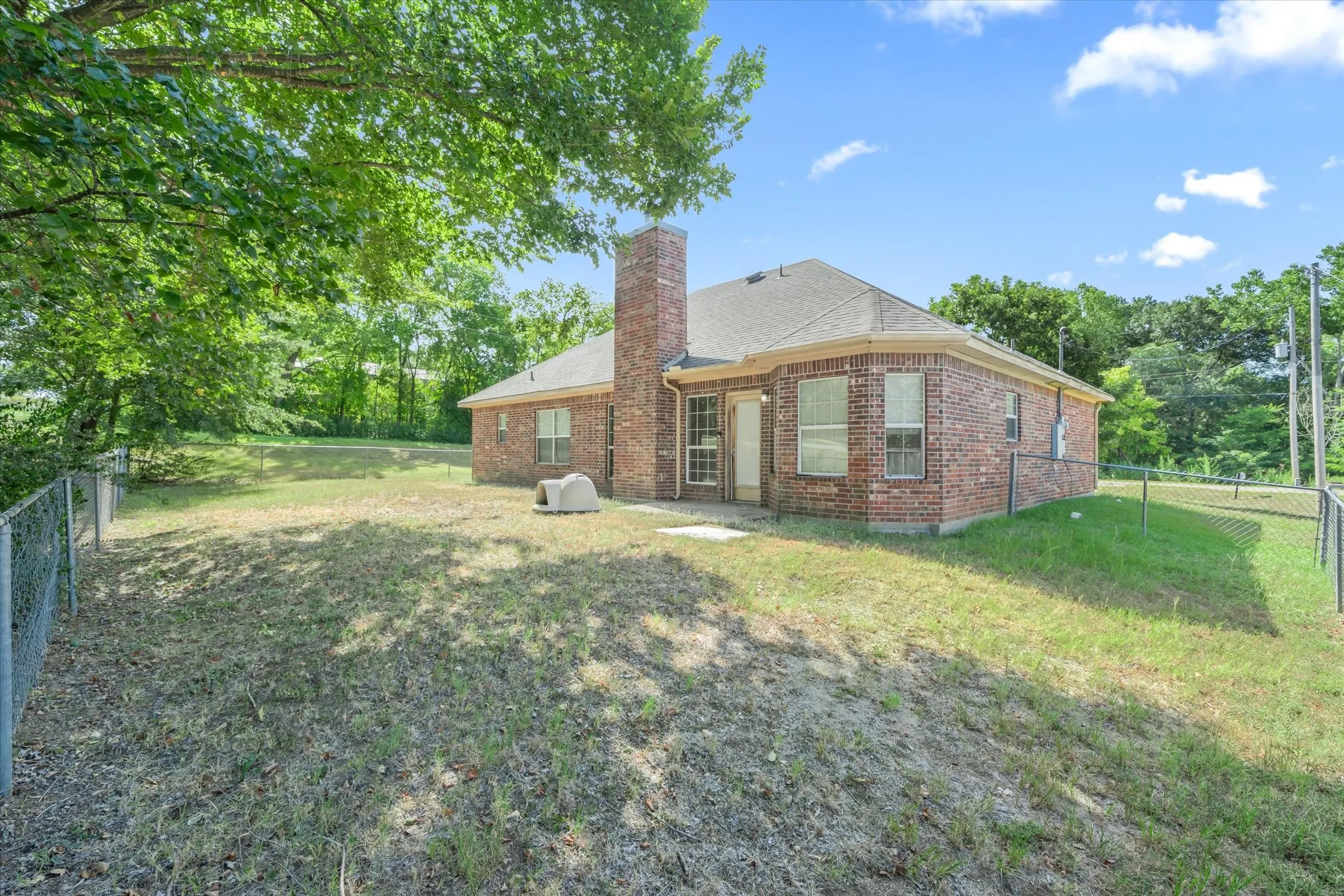 Single Family Residence For Sale in Van Zandt County , 400 Bent Creek Dr, Grand Saline, Texas 75140, 3 Bedroom, 2 Bathroom, 2 Garage spaces, 1,337 Sqft, built in 2005, Preowned, mls#21200493, Real Estate Agent in Grand Saline, Homes For Sale in Van Zandt county, Homes For Sale in Grand Saline, Realtor in Grand Saline Texas, Real Estate Brokerage Independent Realty Texas, Luminita Cordes Realtor
