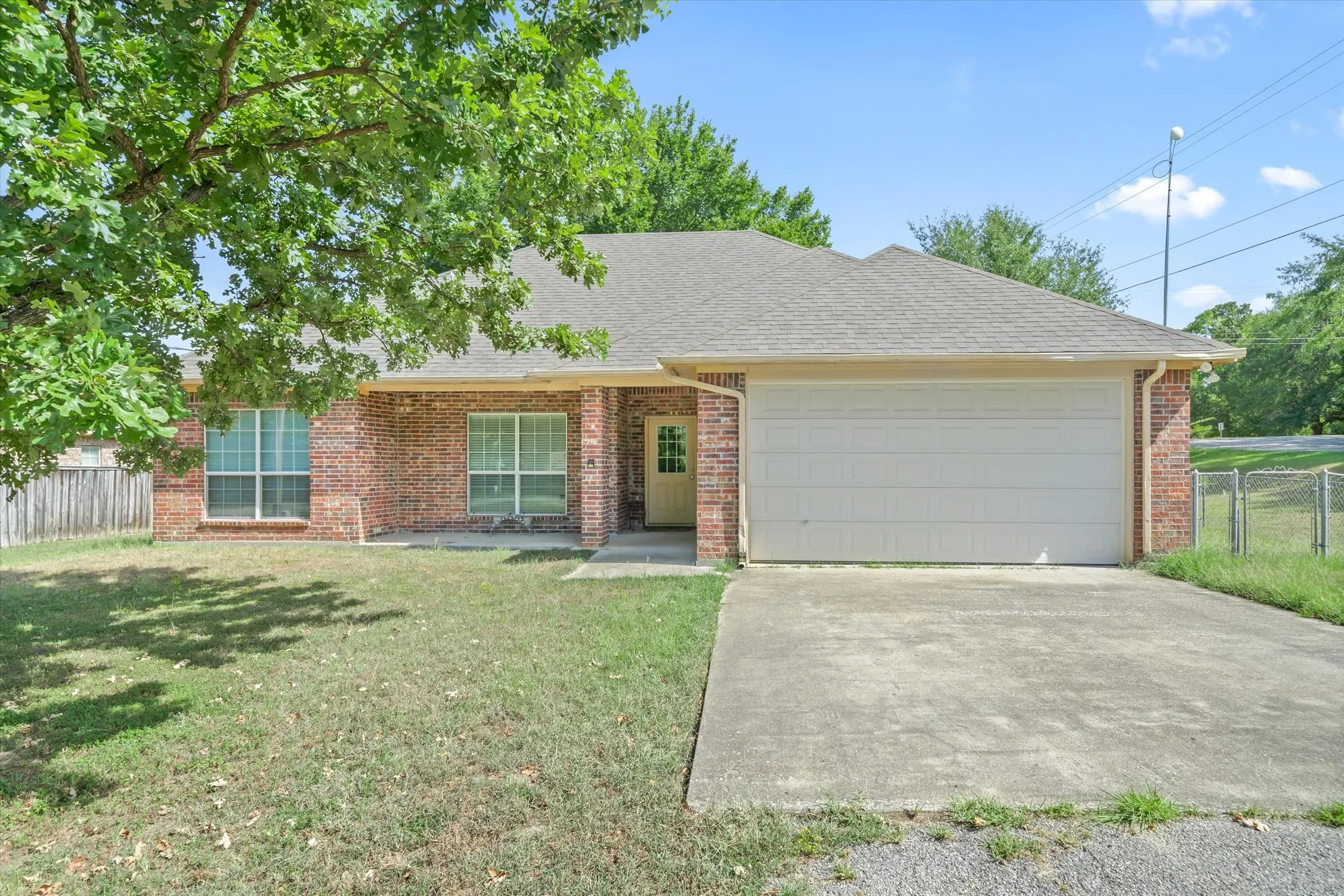 Single Family Residence For Sale in Van Zandt County , 400 Bent Creek Dr, Grand Saline, Texas 75140, 3 Bedroom, 2 Bathroom, 2 Garage spaces, 1,337 Sqft, built in 2005, Preowned, mls#21200493, Real Estate Agent in Grand Saline, Homes For Sale in Van Zandt county, Homes For Sale in Grand Saline, Realtor in Grand Saline Texas, Real Estate Brokerage Independent Realty Texas, Luminita Cordes Realtor