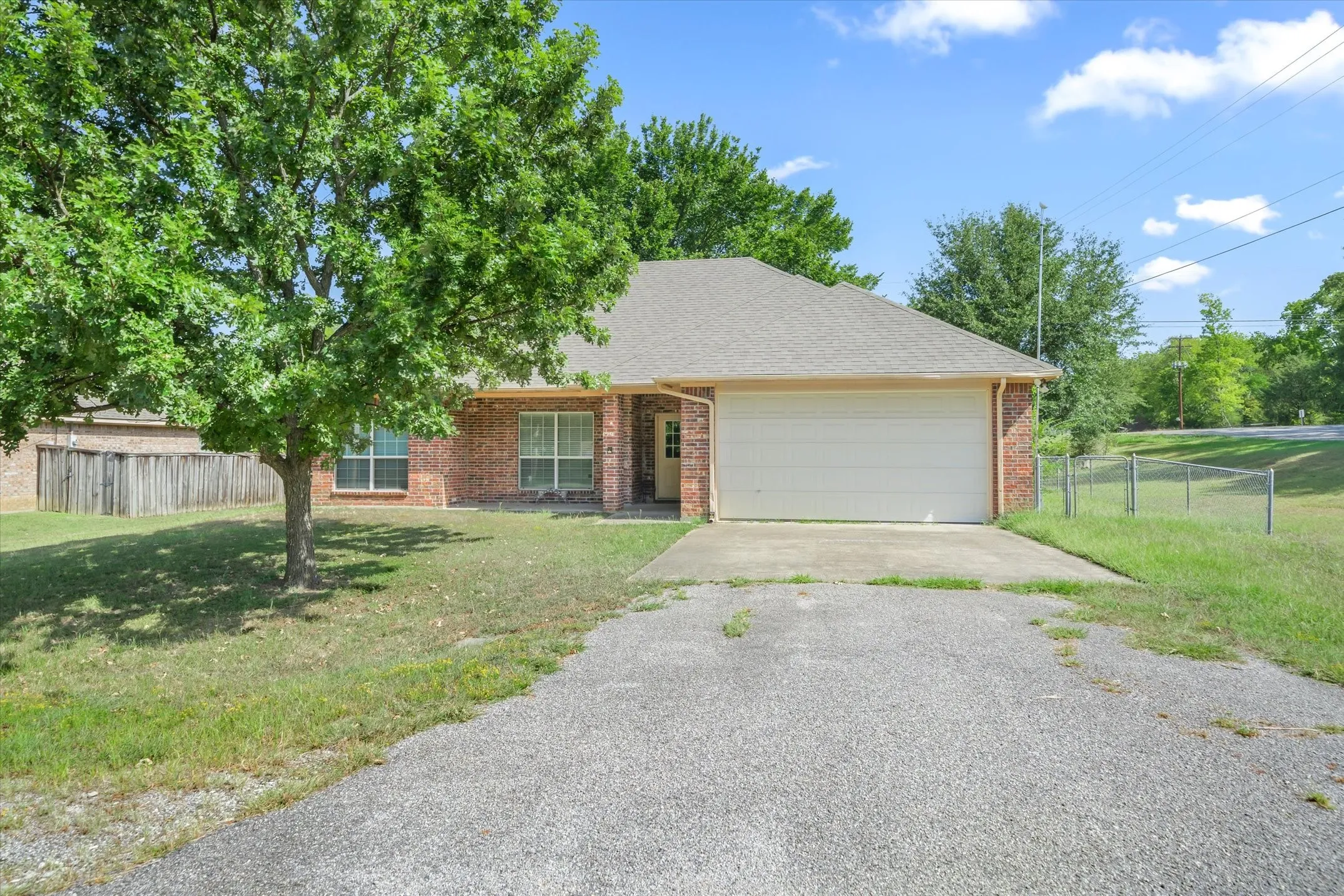 Single Family Residence For Sale in Van Zandt County , 400 Bent Creek Dr, Grand Saline, Texas 75140, 3 Bedroom, 2 Bathroom, 2 Garage spaces, 1,337 Sqft, built in 2005, Preowned, mls#21200493, Real Estate Agent in Grand Saline, Homes For Sale in Van Zandt county, Homes For Sale in Grand Saline, Realtor in Grand Saline Texas, Real Estate Brokerage Independent Realty Texas, Luminita Cordes Realtor