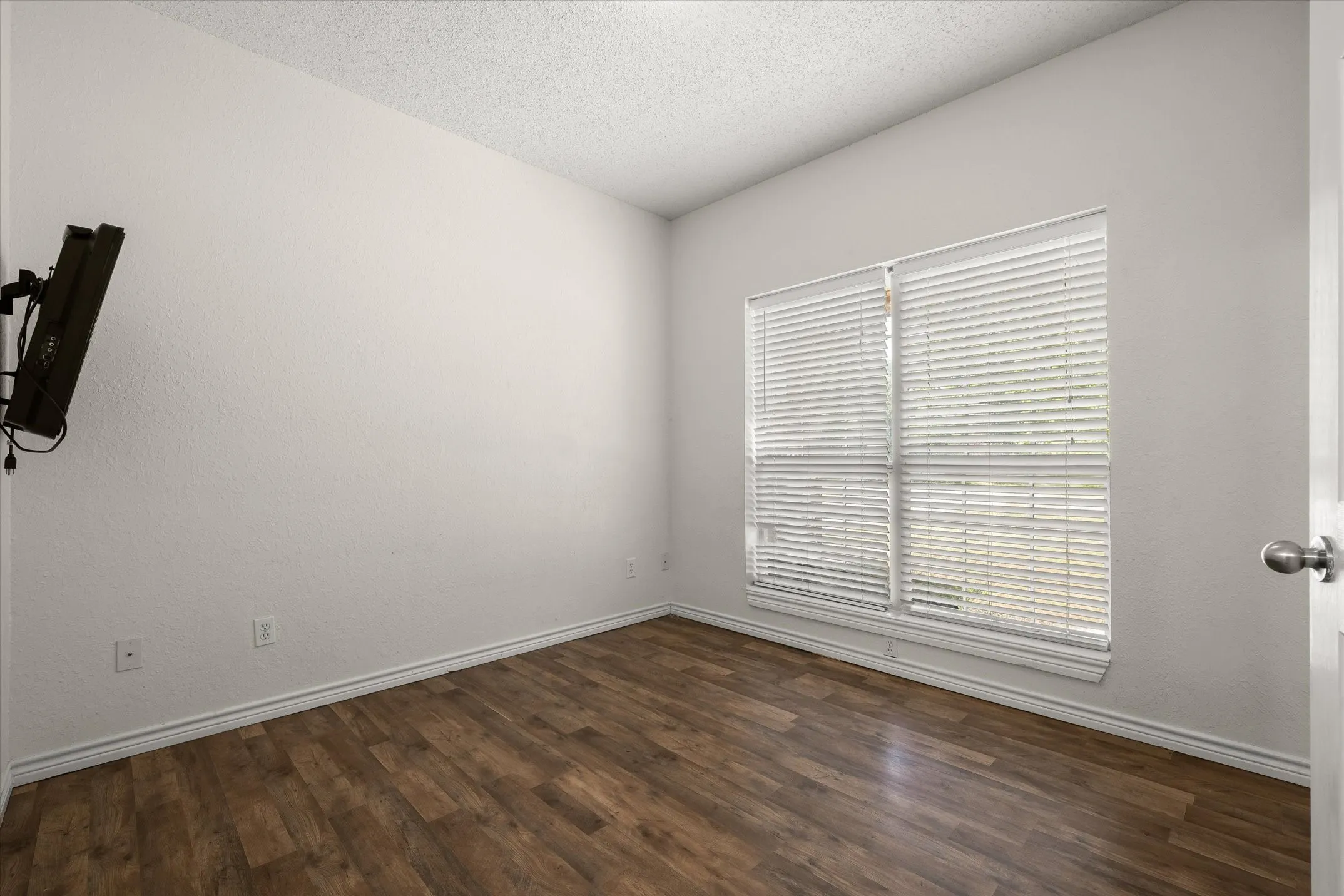 Single Family Residence For Sale in Van Zandt County , 400 Bent Creek Dr, Grand Saline, Texas 75140, 3 Bedroom, 2 Bathroom, 2 Garage spaces, 1,337 Sqft, built in 2005, Preowned, mls#21200493, Real Estate Agent in Grand Saline, Homes For Sale in Van Zandt county, Homes For Sale in Grand Saline, Realtor in Grand Saline Texas, Real Estate Brokerage Independent Realty Texas, Luminita Cordes Realtor