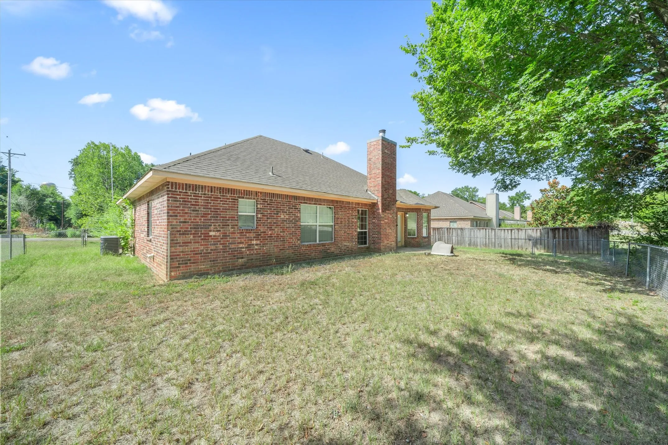 Single Family Residence For Sale in Van Zandt County , 400 Bent Creek Dr, Grand Saline, Texas 75140, 3 Bedroom, 2 Bathroom, 2 Garage spaces, 1,337 Sqft, built in 2005, Preowned, mls#21200493, Real Estate Agent in Grand Saline, Homes For Sale in Van Zandt county, Homes For Sale in Grand Saline, Realtor in Grand Saline Texas, Real Estate Brokerage Independent Realty Texas, Luminita Cordes Realtor
