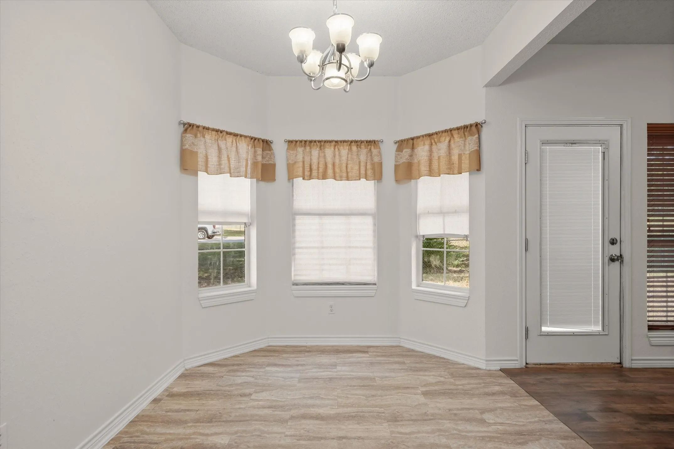 Single Family Residence For Sale in Van Zandt County , 400 Bent Creek Dr, Grand Saline, Texas 75140, 3 Bedroom, 2 Bathroom, 2 Garage spaces, 1,337 Sqft, built in 2005, Preowned, mls#21200493, Real Estate Agent in Grand Saline, Homes For Sale in Van Zandt county, Homes For Sale in Grand Saline, Realtor in Grand Saline Texas, Real Estate Brokerage Independent Realty Texas, Luminita Cordes Realtor