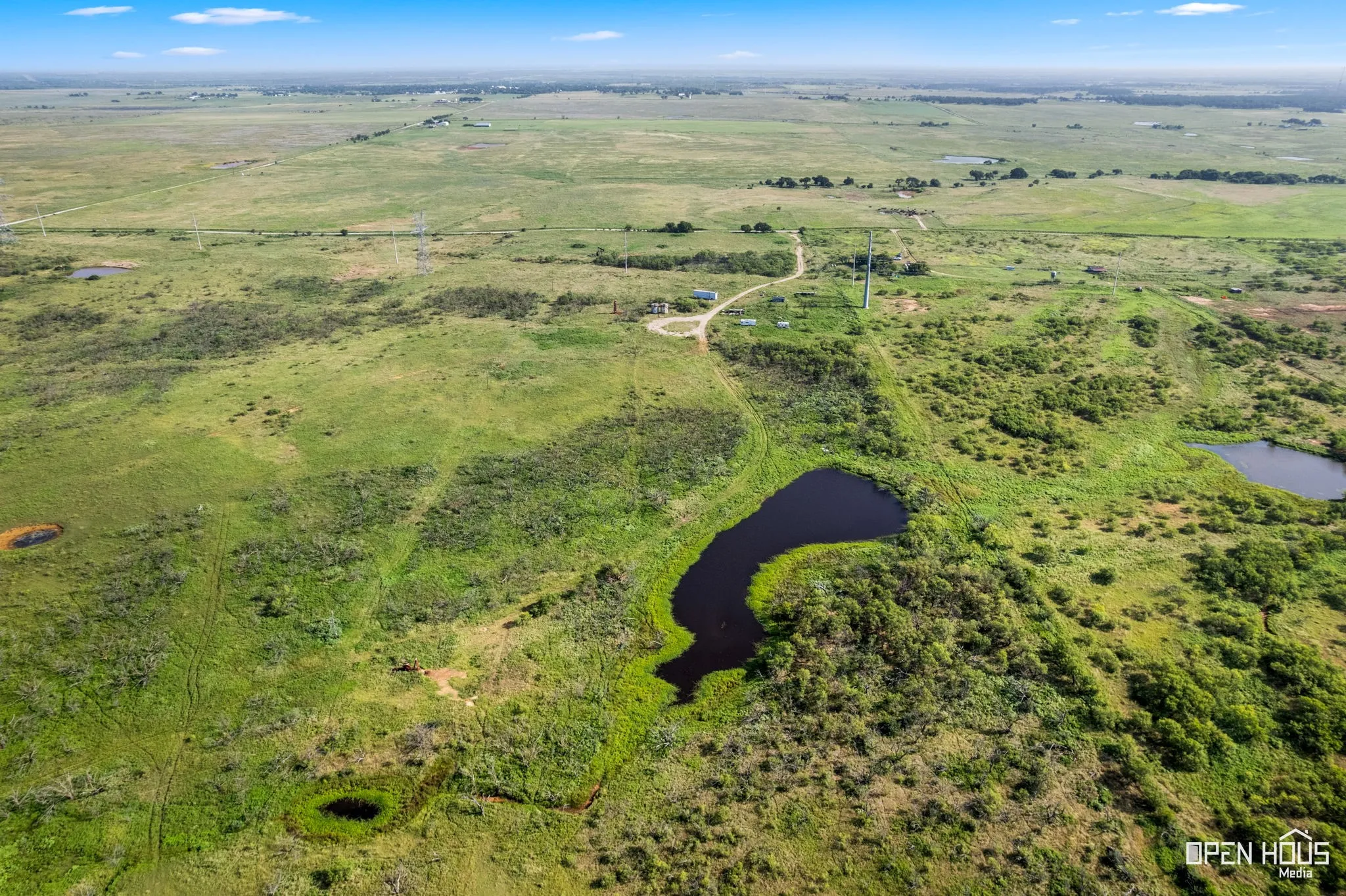 Aerial view of property's location featuring a nearby body of water and rural landscape