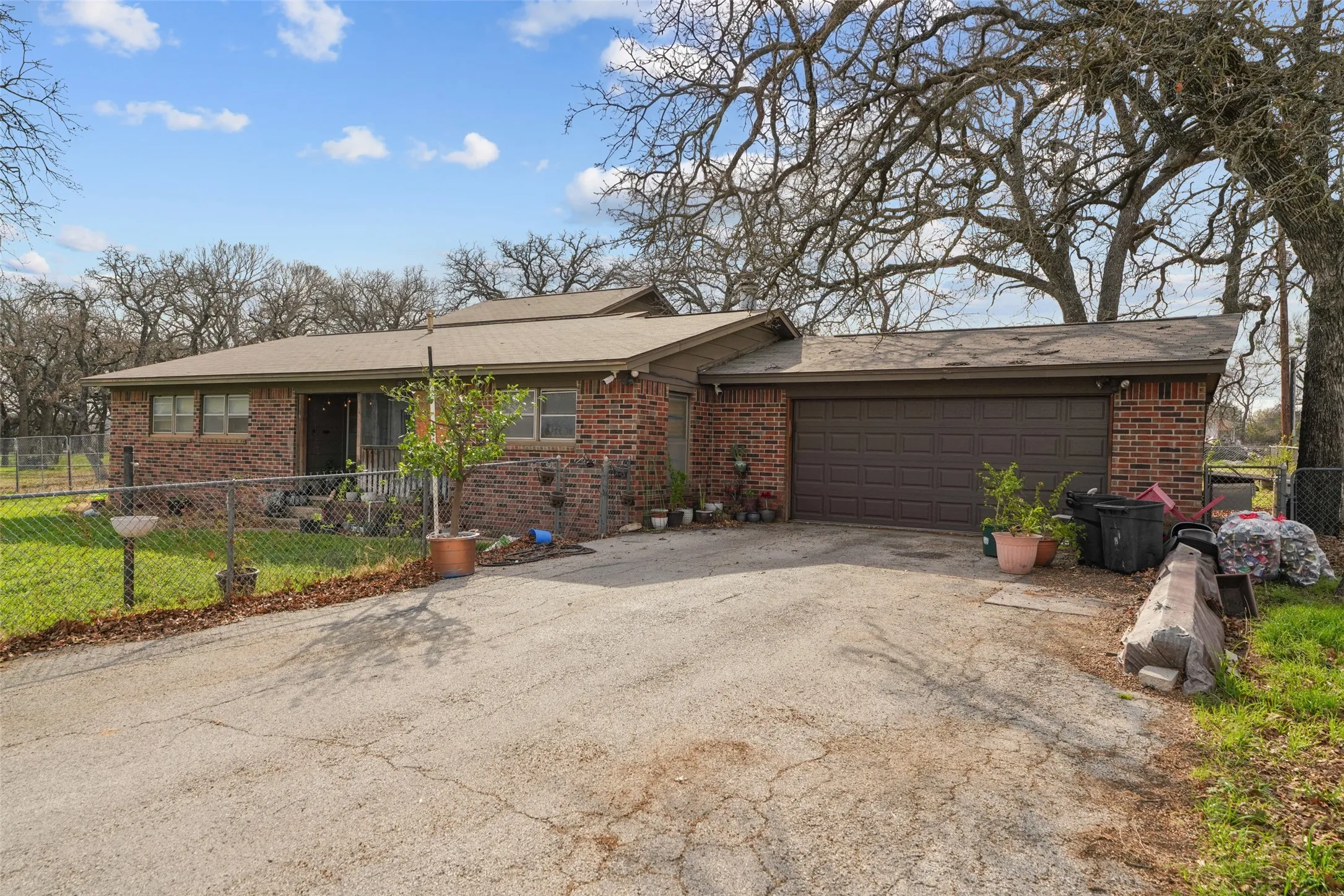 Single Family Residence For Sale in Parker County , 1051 Lynch Bend Road, Springtown, Texas 76082, 4 Bedroom, 2 Bathroom, 2 Garage spaces, 2,611 Sqft, built in 1973, Preowned, mls#21200261, Real Estate Agent in Springtown, Homes For Sale in Parker county, Homes For Sale in Springtown, Realtor in Springtown Texas, Real Estate Brokerage Independent Realty Texas, Luminita Cordes Realtor