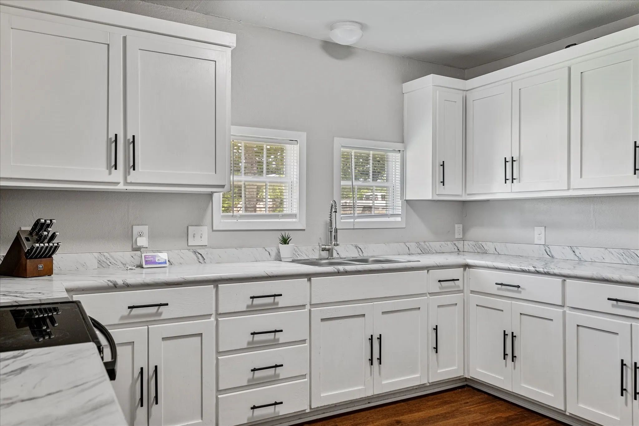 Single Family Residence For Sale in Grayson County , 25 W Parnell Street, Denison, Texas 75020, 3 Bedrooms, 2 Bathrooms, Garage spaces, 1,595 Sqft, built in 1940, Price $198,000, mls#21200665, Real Estate Agent in Denison, Homes For Sale in Grayson county, Homes For Sale in Denison, Realtor in Denison Texas, Real Estate Brokerage Independent Realty Texas, Luminita Cordes Realtor