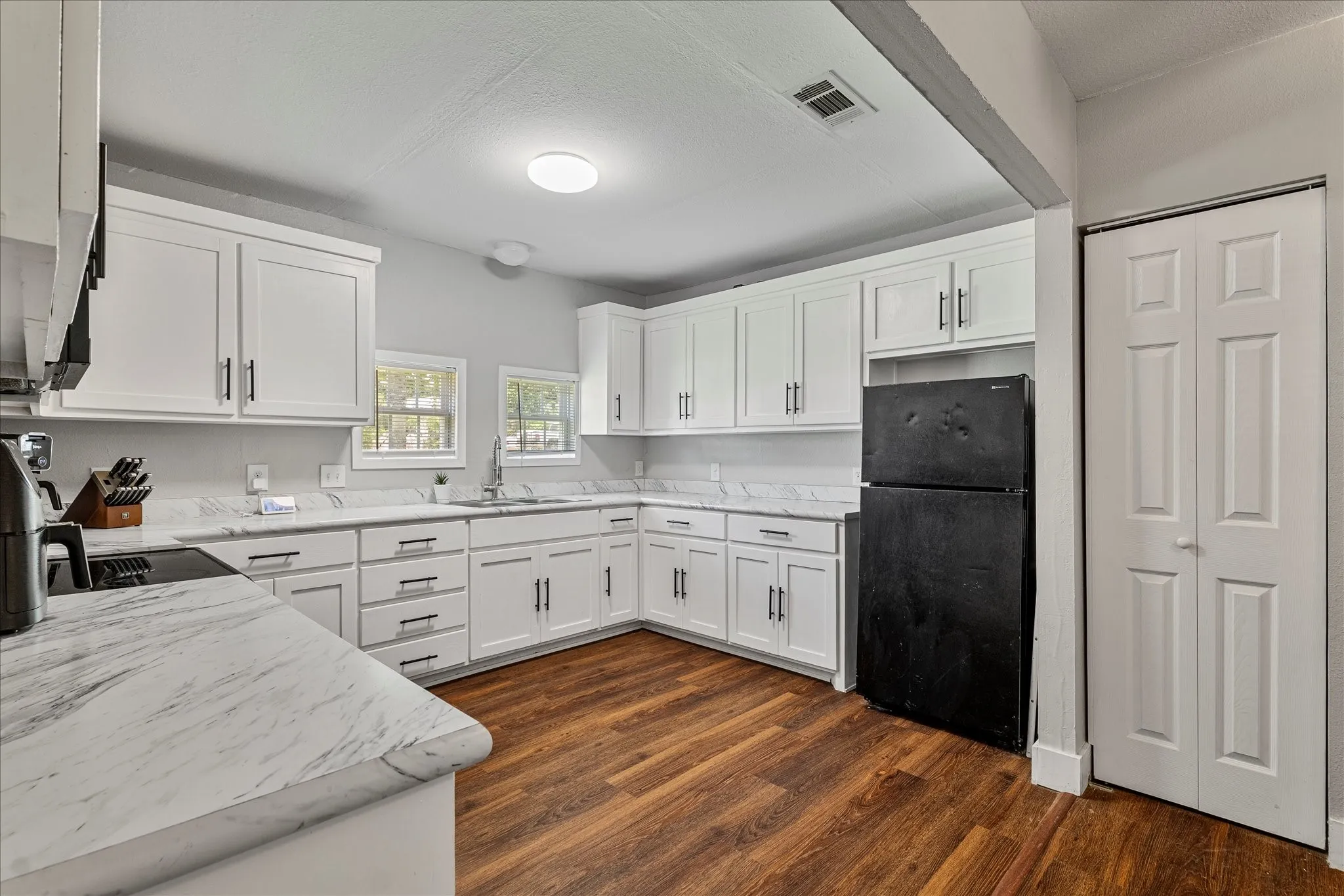Single Family Residence For Sale in Grayson County , 25 W Parnell Street, Denison, Texas 75020, 3 Bedrooms, 2 Bathrooms, Garage spaces, 1,595 Sqft, built in 1940, Price $198,000, mls#21200665, Real Estate Agent in Denison, Homes For Sale in Grayson county, Homes For Sale in Denison, Realtor in Denison Texas, Real Estate Brokerage Independent Realty Texas, Luminita Cordes Realtor