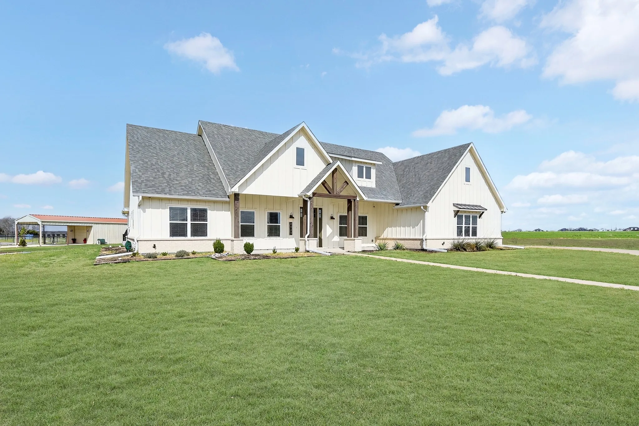 Single Family Residence For Sale in Hunt County , 4929 Caddo Crossing Drive, Caddo Mills, Texas 75135, 5 Bedroom, 5 Bathroom, 3 Garage spaces, 3,243 Sqft, built in 2022, mls#21200778, Real Estate Agent in Caddo Mills, Homes For Sale in Hunt county, Homes For Sale in Caddo Mills, Realtor in Caddo Mills Texas, Real Estate Brokerage Independent Realty Texas, Luminita Cordes Realtor