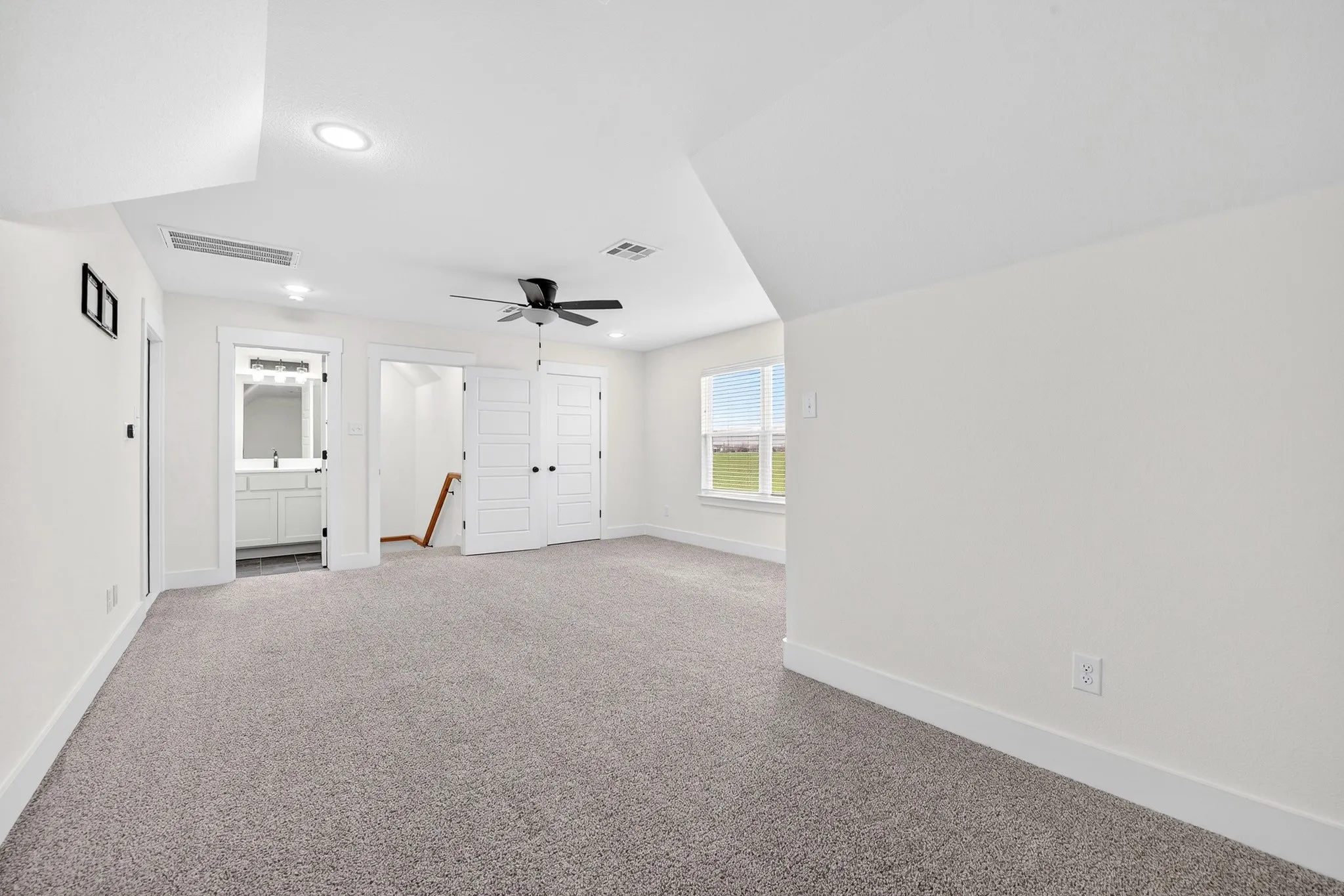 Single Family Residence For Sale in Hunt County , 4929 Caddo Crossing Drive, Caddo Mills, Texas 75135, 5 Bedroom, 5 Bathroom, 3 Garage spaces, 3,243 Sqft, built in 2022, mls#21200778, Real Estate Agent in Caddo Mills, Homes For Sale in Hunt county, Homes For Sale in Caddo Mills, Realtor in Caddo Mills Texas, Real Estate Brokerage Independent Realty Texas, Luminita Cordes Realtor