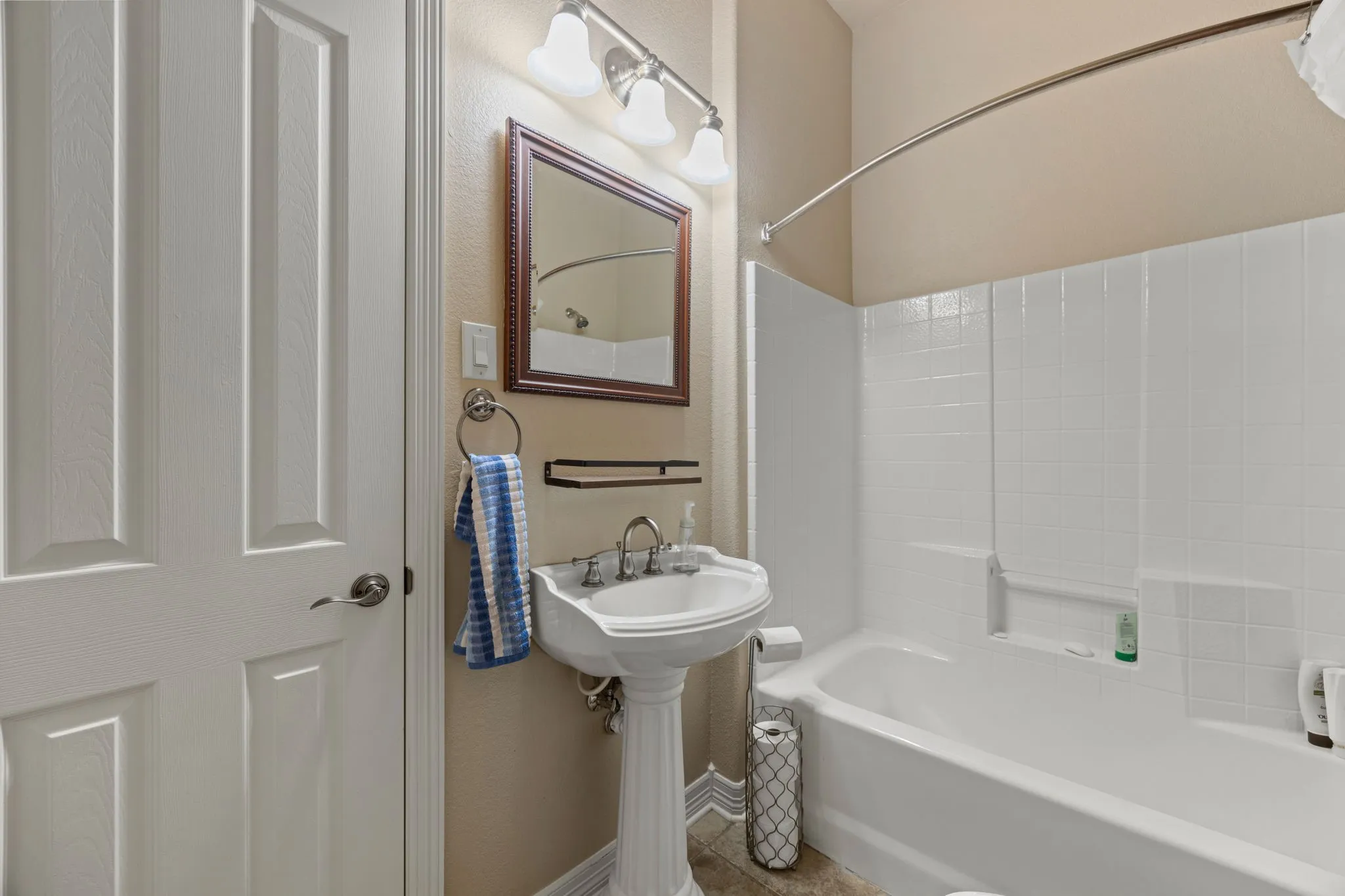Single Family Residence For Sale in Dallas County , 1559 Cypress Bend Drive, Cedar Hill, Texas 75104, 5 Bedrooms, 4 Bathrooms, 3 Garage spaces, 4,856 Sqft, built in 2006, Preowned, Price $845,000, mls#21200834, Real Estate Agent in Cedar Hill, Homes For Sale in Dallas county, Homes For Sale in Cedar Hill, Realtor in Cedar Hill Texas, Real Estate Brokerage Independent Realty Texas, Luminita Cordes Realtor