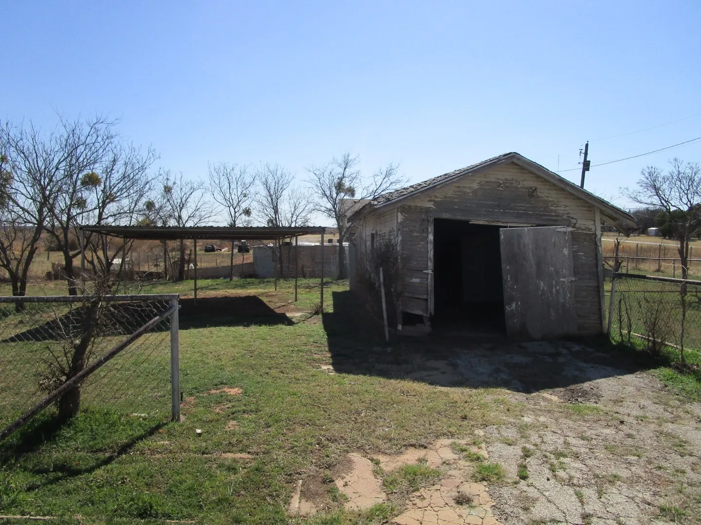 Single Family Residence For Sale in Wichita County , 106 E Magnolia Avenue, Electra, Texas 76360, 2 Bedroom, 1 Bathroom, 1 Garage spaces, 1,124 Sqft, built in 1935, Preowned, mls#21200838, Real Estate Agent in Electra, Homes For Sale in Wichita county, Homes For Sale in Electra, Realtor in Electra Texas, Real Estate Brokerage Independent Realty Texas, Luminita Cordes Realtor