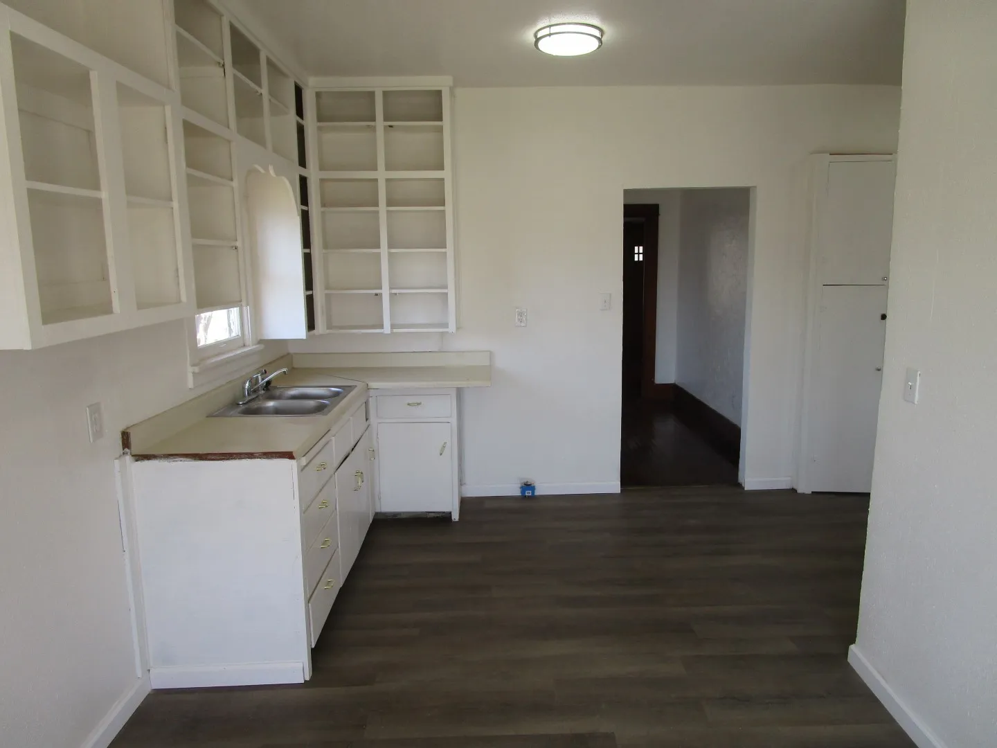 Single Family Residence For Sale in Wichita County , 106 E Magnolia Avenue, Electra, Texas 76360, 2 Bedroom, 1 Bathroom, 1 Garage spaces, 1,124 Sqft, built in 1935, Preowned, mls#21200838, Real Estate Agent in Electra, Homes For Sale in Wichita county, Homes For Sale in Electra, Realtor in Electra Texas, Real Estate Brokerage Independent Realty Texas, Luminita Cordes Realtor