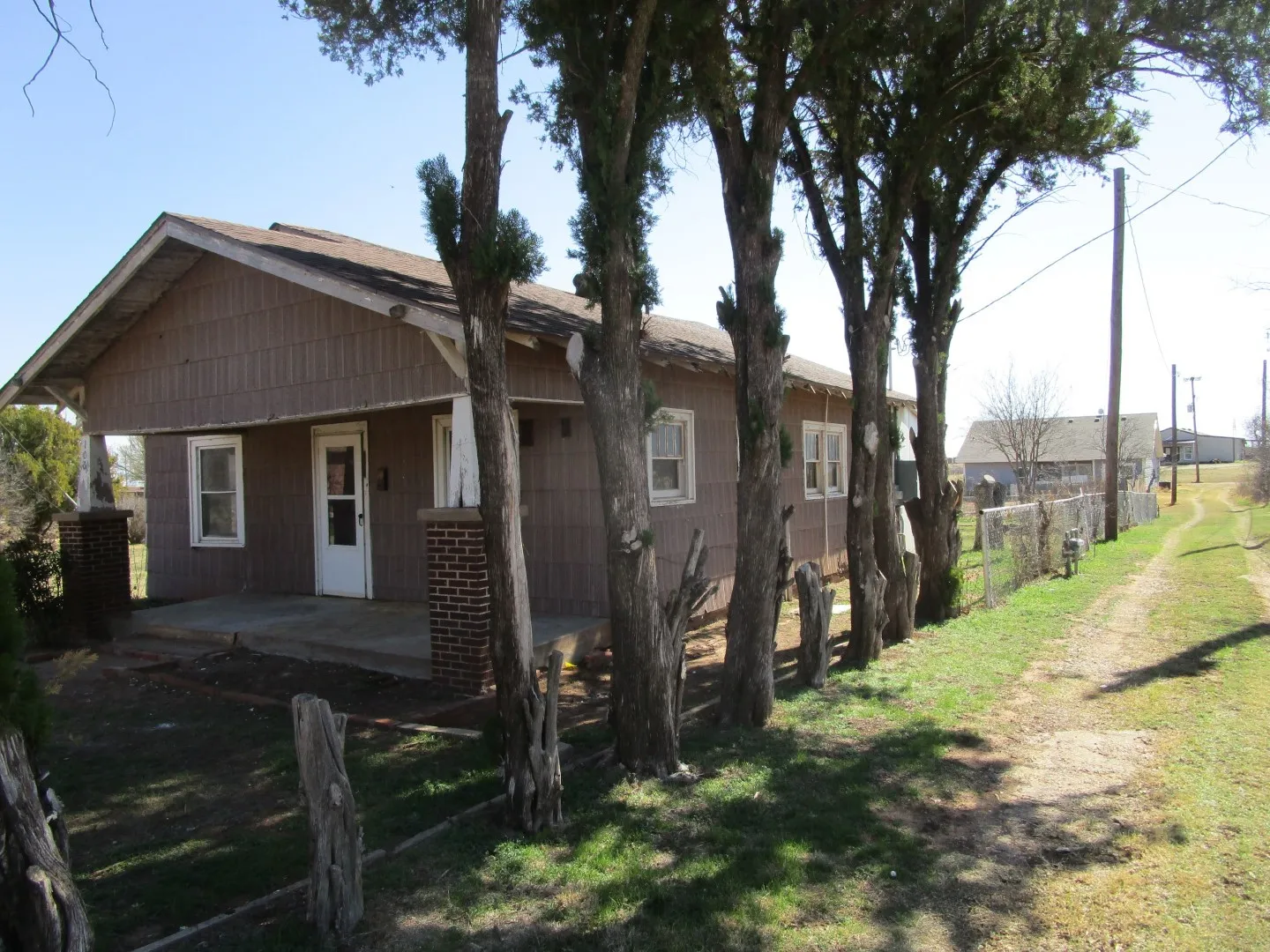 Single Family Residence For Sale in Wichita County , 106 E Magnolia Avenue, Electra, Texas 76360, 2 Bedroom, 1 Bathroom, 1 Garage spaces, 1,124 Sqft, built in 1935, Preowned, mls#21200838, Real Estate Agent in Electra, Homes For Sale in Wichita county, Homes For Sale in Electra, Realtor in Electra Texas, Real Estate Brokerage Independent Realty Texas, Luminita Cordes Realtor