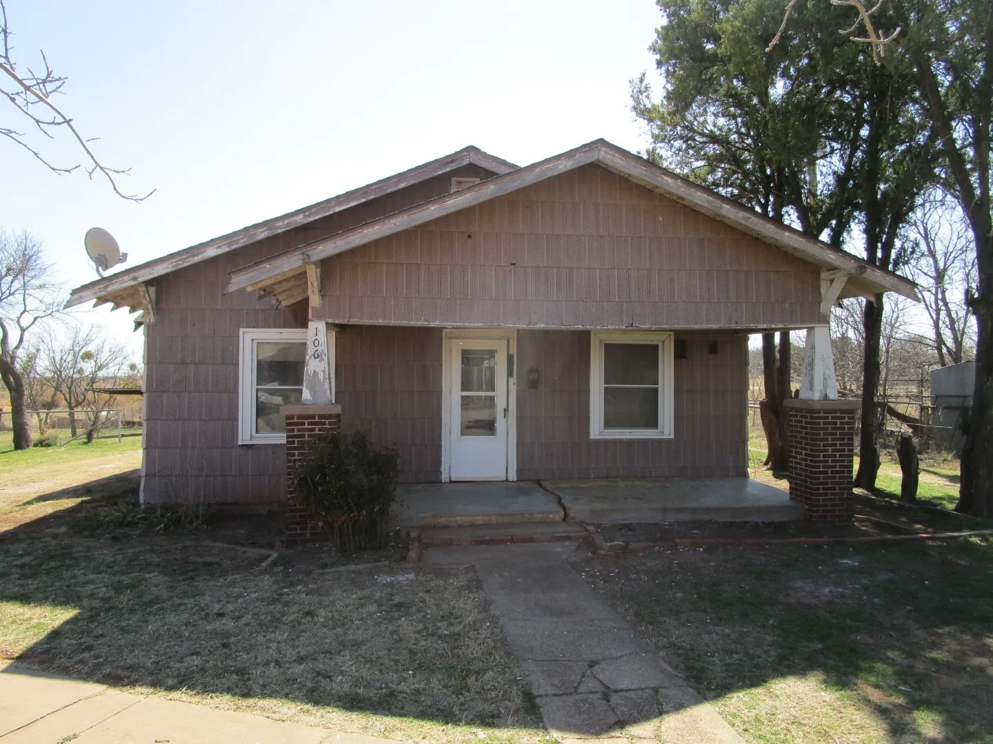 Single Family Residence For Sale in Wichita County , 106 E Magnolia Avenue, Electra, Texas 76360, 2 Bedroom, 1 Bathroom, 1 Garage spaces, 1,124 Sqft, built in 1935, Preowned, mls#21200838, Real Estate Agent in Electra, Homes For Sale in Wichita county, Homes For Sale in Electra, Realtor in Electra Texas, Real Estate Brokerage Independent Realty Texas, Luminita Cordes Realtor