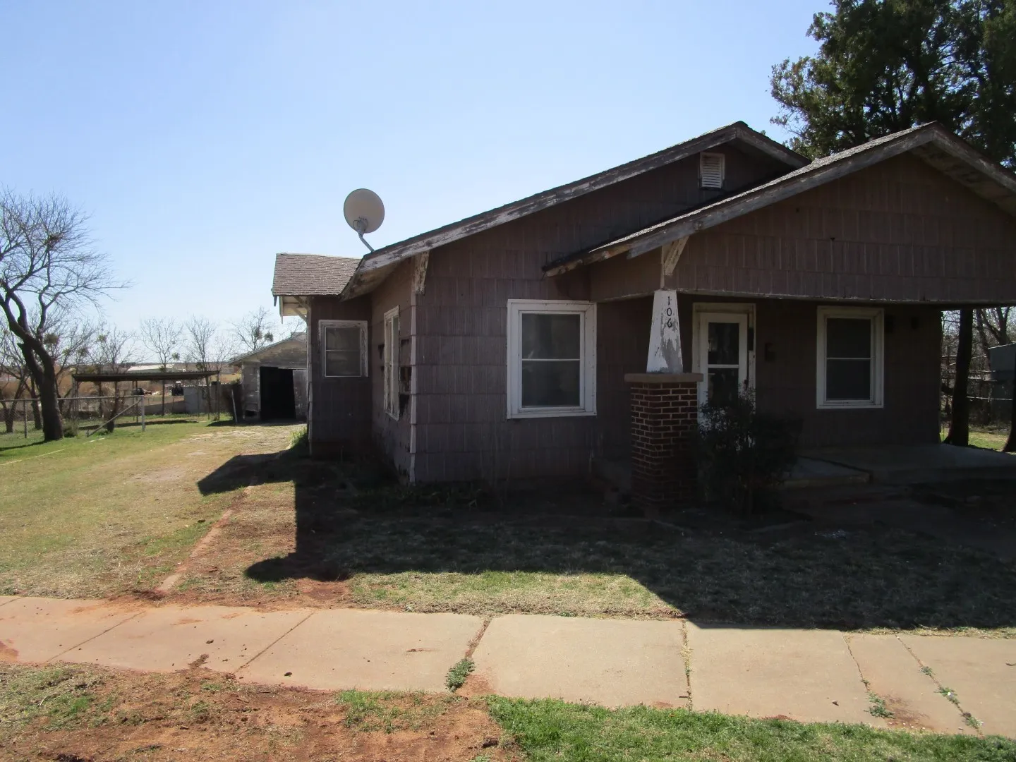 Single Family Residence For Sale in Wichita County , 106 E Magnolia Avenue, Electra, Texas 76360, 2 Bedroom, 1 Bathroom, 1 Garage spaces, 1,124 Sqft, built in 1935, Preowned, mls#21200838, Real Estate Agent in Electra, Homes For Sale in Wichita county, Homes For Sale in Electra, Realtor in Electra Texas, Real Estate Brokerage Independent Realty Texas, Luminita Cordes Realtor