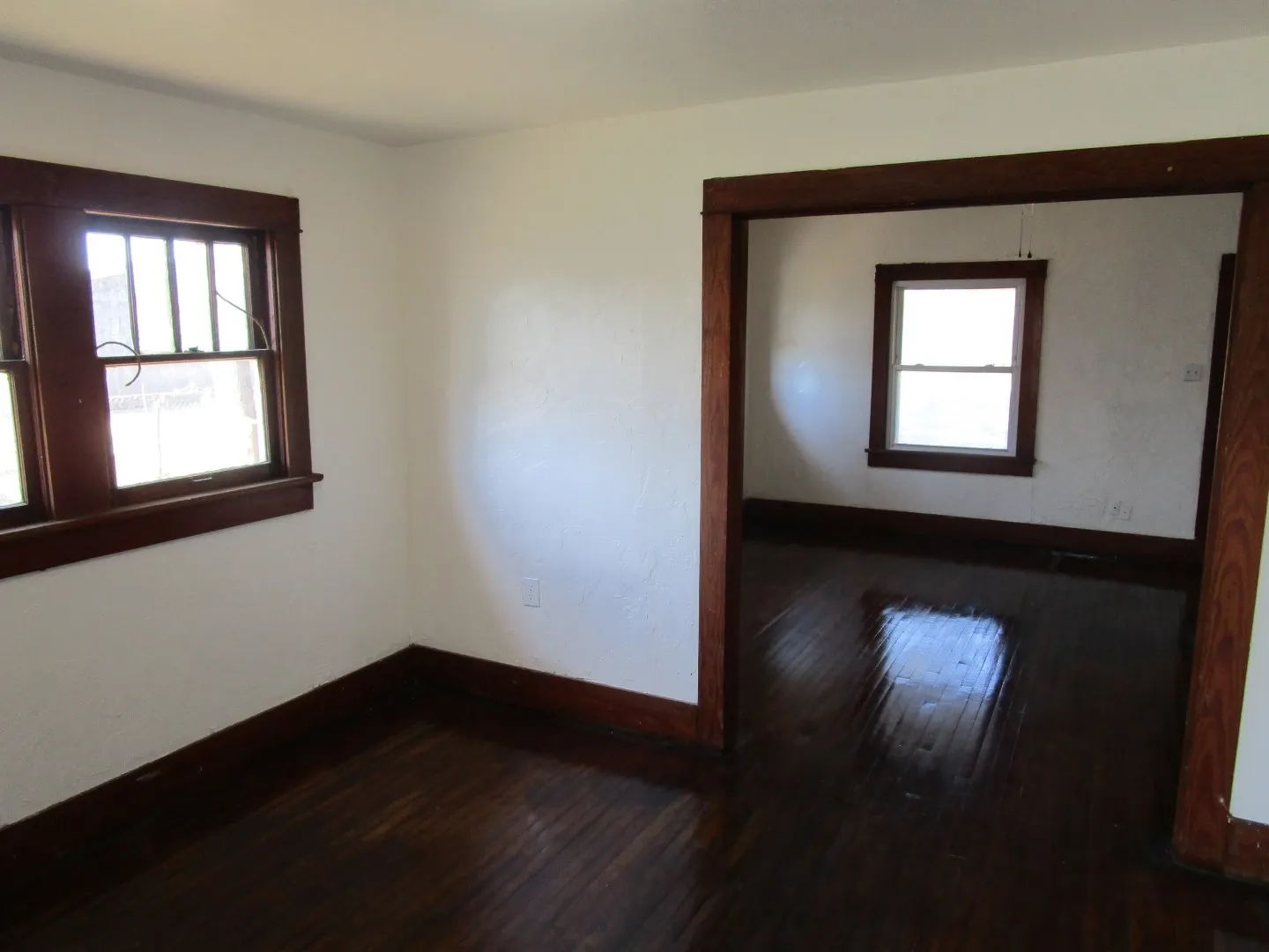 Single Family Residence For Sale in Wichita County , 106 E Magnolia Avenue, Electra, Texas 76360, 2 Bedroom, 1 Bathroom, 1 Garage spaces, 1,124 Sqft, built in 1935, Preowned, mls#21200838, Real Estate Agent in Electra, Homes For Sale in Wichita county, Homes For Sale in Electra, Realtor in Electra Texas, Real Estate Brokerage Independent Realty Texas, Luminita Cordes Realtor