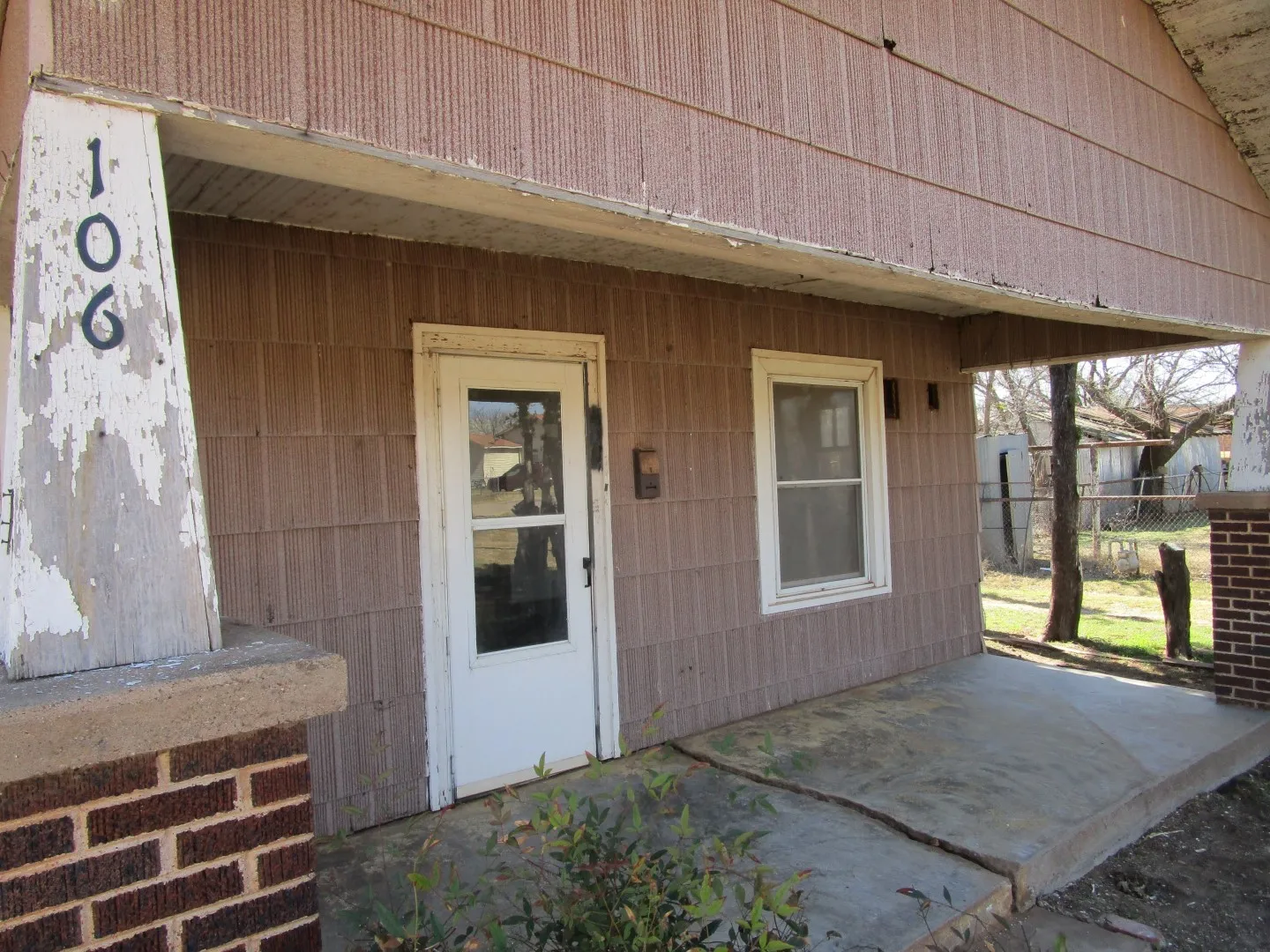 Single Family Residence For Sale in Wichita County , 106 E Magnolia Avenue, Electra, Texas 76360, 2 Bedroom, 1 Bathroom, 1 Garage spaces, 1,124 Sqft, built in 1935, Preowned, mls#21200838, Real Estate Agent in Electra, Homes For Sale in Wichita county, Homes For Sale in Electra, Realtor in Electra Texas, Real Estate Brokerage Independent Realty Texas, Luminita Cordes Realtor