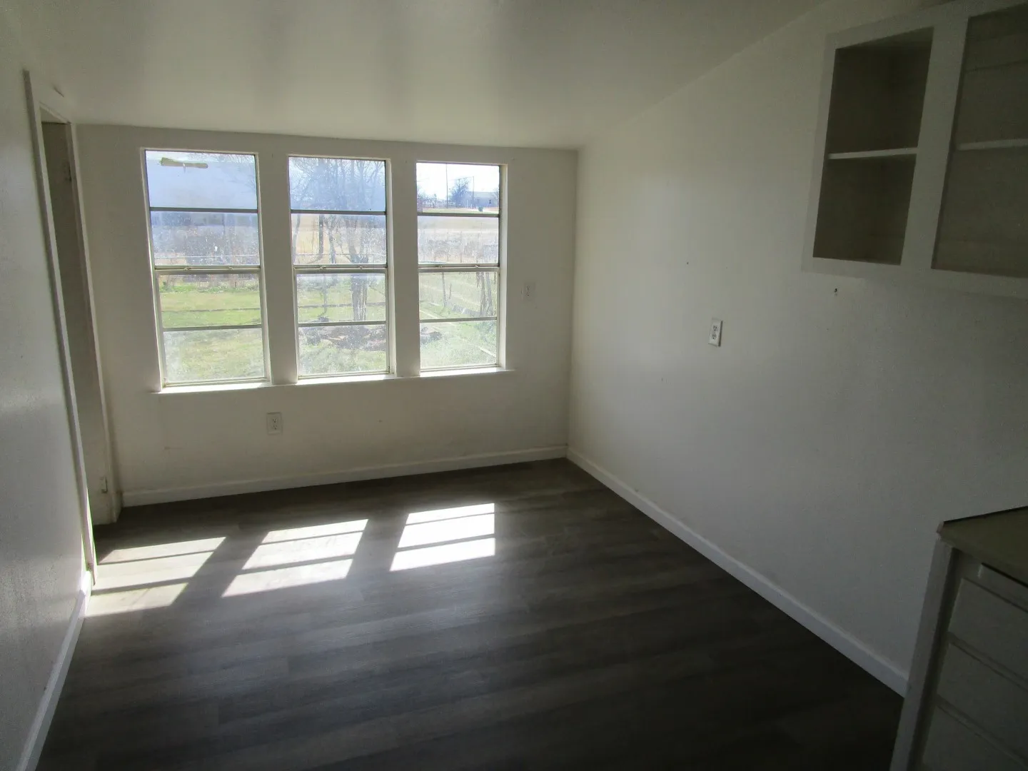 Single Family Residence For Sale in Wichita County , 106 E Magnolia Avenue, Electra, Texas 76360, 2 Bedroom, 1 Bathroom, 1 Garage spaces, 1,124 Sqft, built in 1935, Preowned, mls#21200838, Real Estate Agent in Electra, Homes For Sale in Wichita county, Homes For Sale in Electra, Realtor in Electra Texas, Real Estate Brokerage Independent Realty Texas, Luminita Cordes Realtor