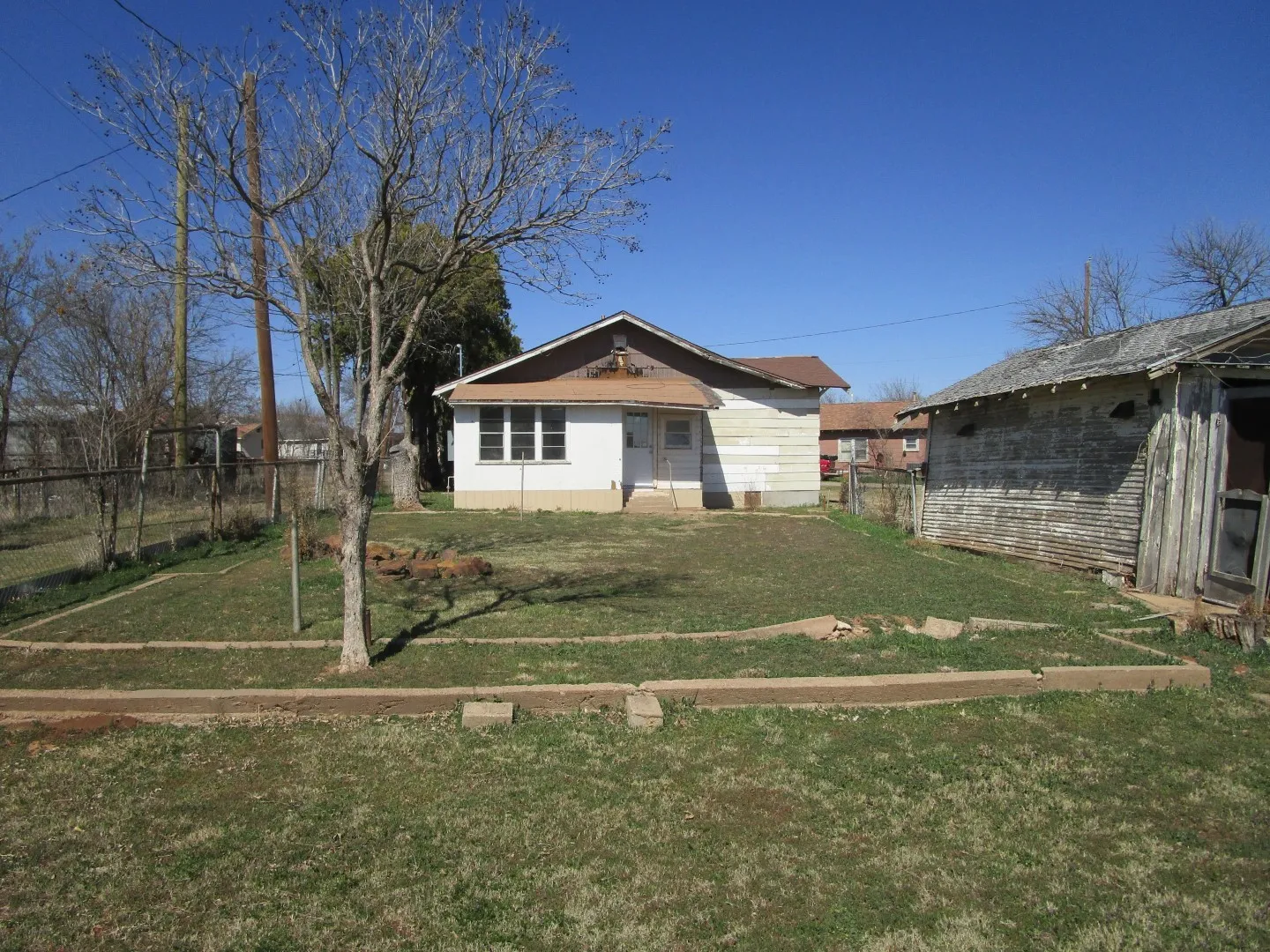 Single Family Residence For Sale in Wichita County , 106 E Magnolia Avenue, Electra, Texas 76360, 2 Bedroom, 1 Bathroom, 1 Garage spaces, 1,124 Sqft, built in 1935, Preowned, mls#21200838, Real Estate Agent in Electra, Homes For Sale in Wichita county, Homes For Sale in Electra, Realtor in Electra Texas, Real Estate Brokerage Independent Realty Texas, Luminita Cordes Realtor