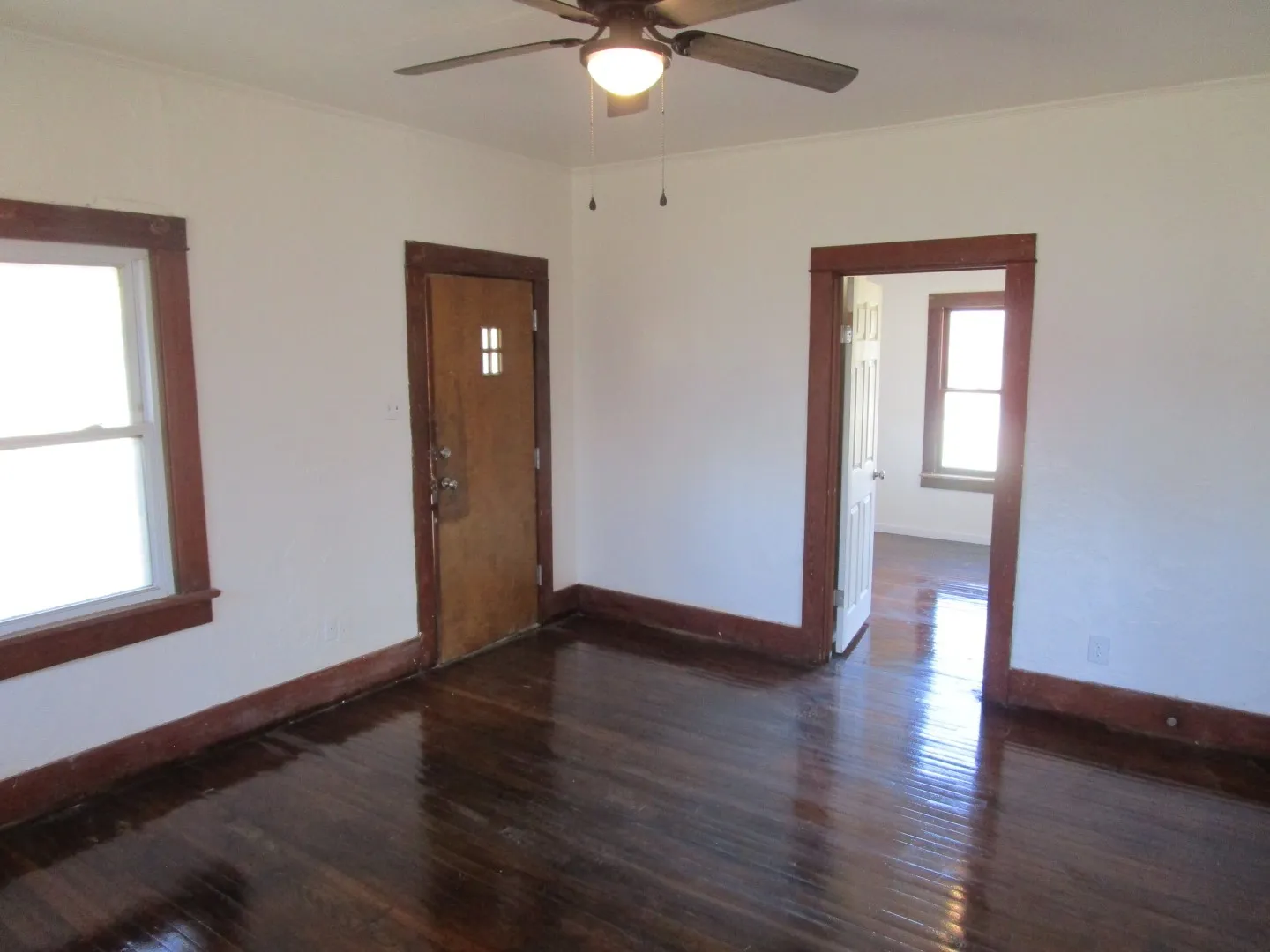 Single Family Residence For Sale in Wichita County , 106 E Magnolia Avenue, Electra, Texas 76360, 2 Bedroom, 1 Bathroom, 1 Garage spaces, 1,124 Sqft, built in 1935, Preowned, mls#21200838, Real Estate Agent in Electra, Homes For Sale in Wichita county, Homes For Sale in Electra, Realtor in Electra Texas, Real Estate Brokerage Independent Realty Texas, Luminita Cordes Realtor