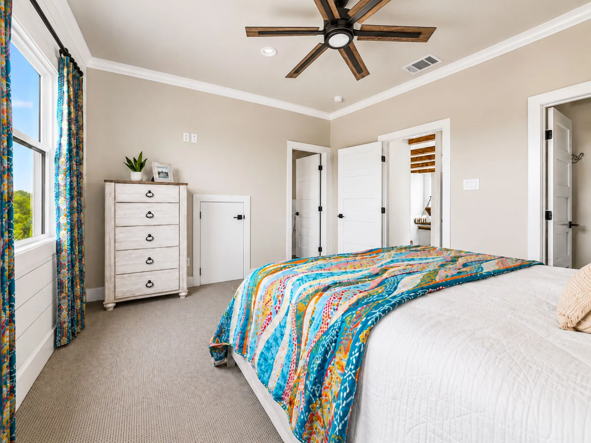 Spacious room featuring neutral paint, light-colored carpeting, and white crown molding