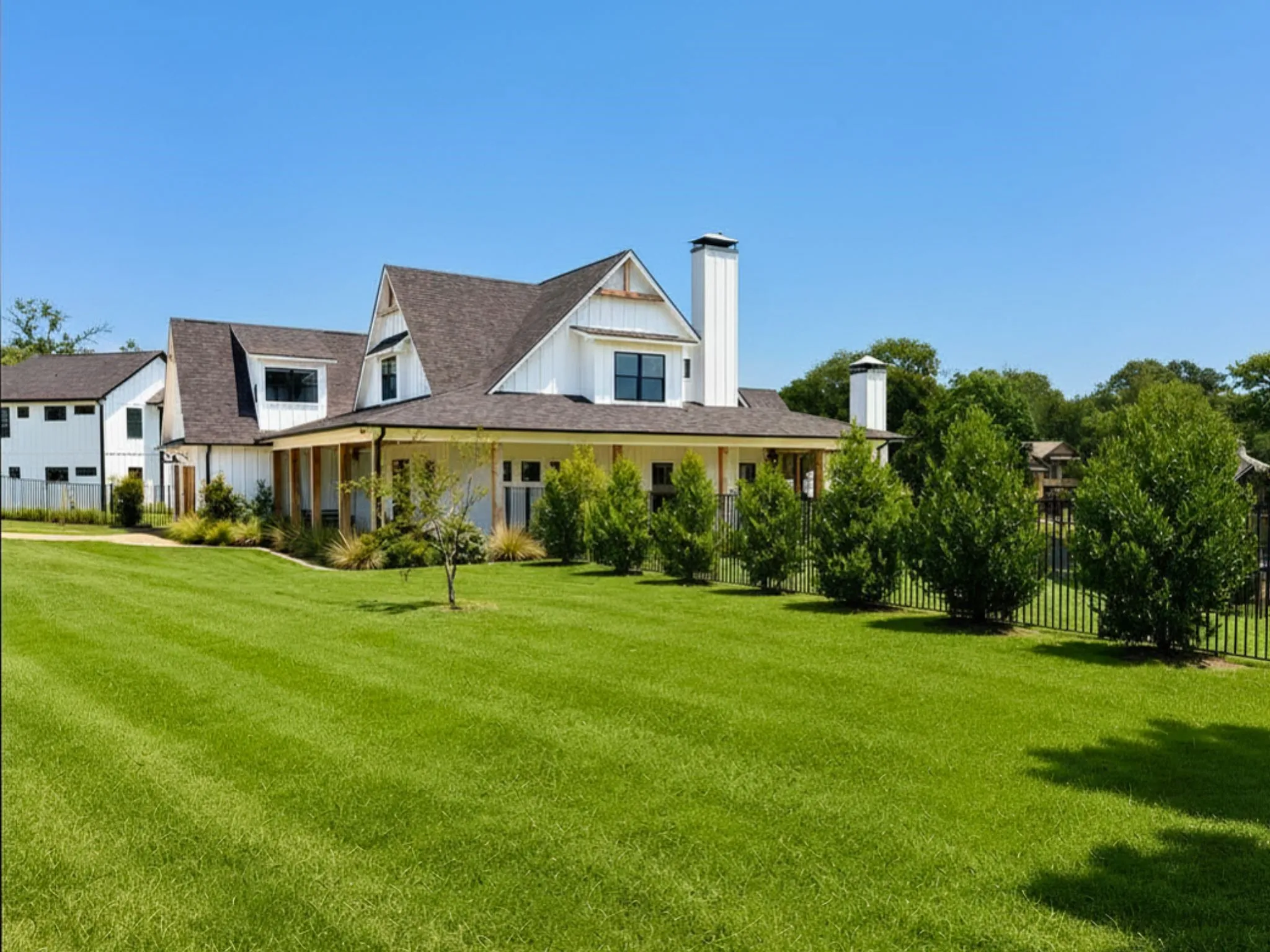 Single Family Residence For Sale in Henderson County , 205 Oak Creek Drive, Tool, Texas 75143, 5 Bedroom, 6 Bathroom, 3 Garage spaces, 4,488 Sqft, built in 2021, Preowned, Price $1,765,000, mls#21195224, Real Estate Agent in Tool, Homes For Sale in Henderson county, Homes For Sale in Tool, Realtor in Tool Texas, Real Estate Brokerage Independent Realty Texas, Luminita Cordes Realtor