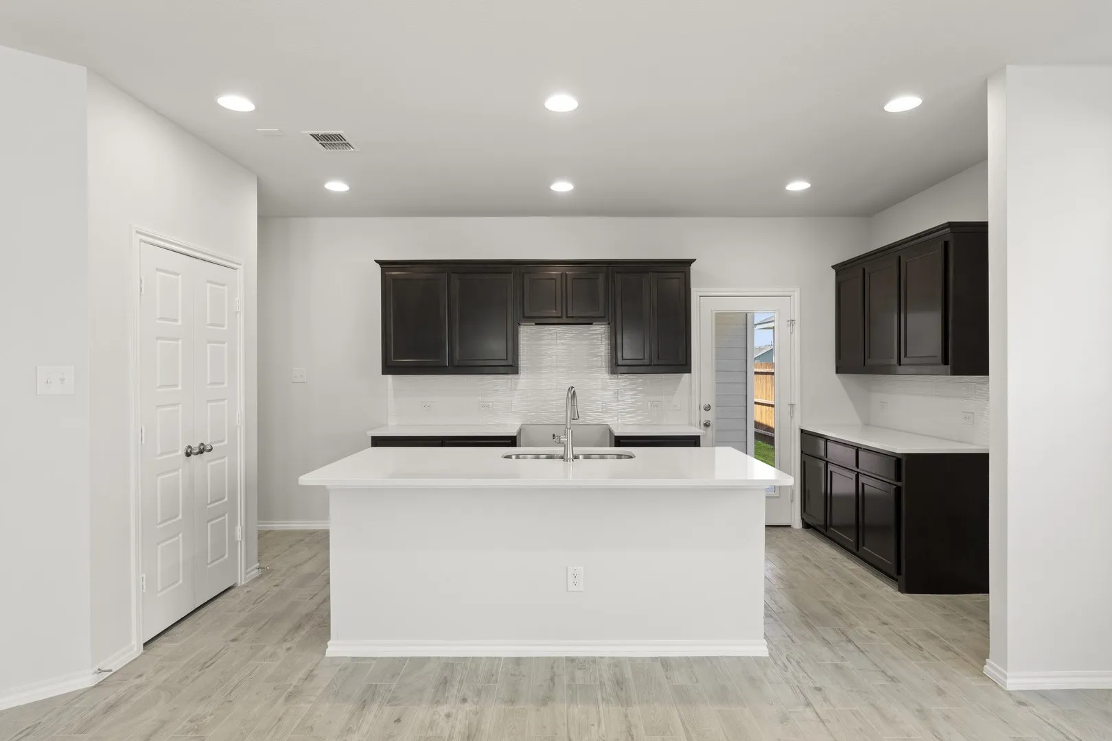 10. 3709 Jade - Kitchen