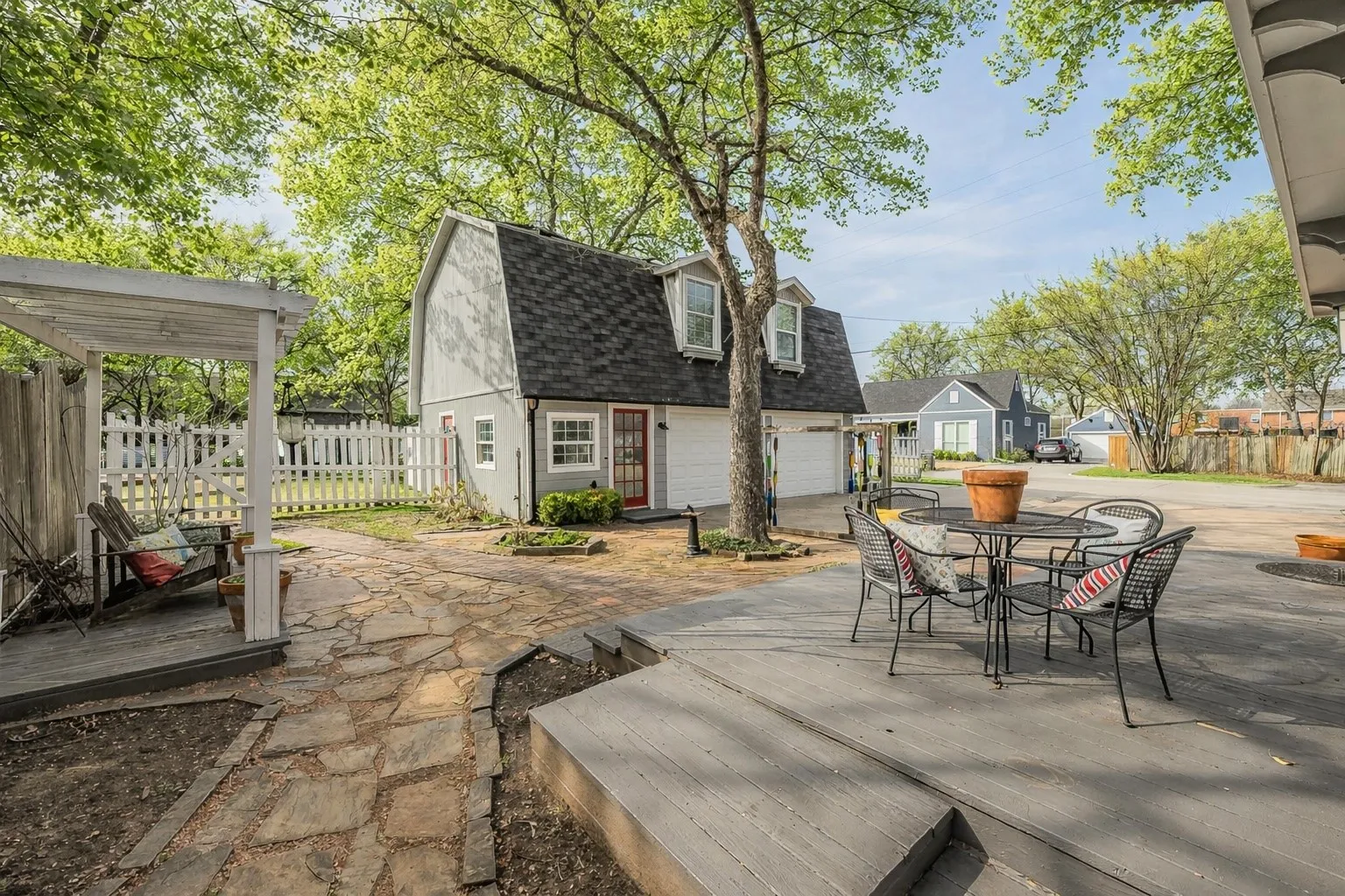 Single Family Residence For Sale in Collin County , 811 N Church Street, Mc Kinney, Texas 75069, 4 Bedroom, 5 Bathroom, 2 Garage spaces, 3,525 Sqft, built in 1920, mls#21195227, Real Estate Agent in Mc Kinney, Homes For Sale in Collin county, Homes For Sale in Mc Kinney, Realtor in Mc Kinney Texas, Real Estate Brokerage Independent Realty Texas, Luminita Cordes Realtor