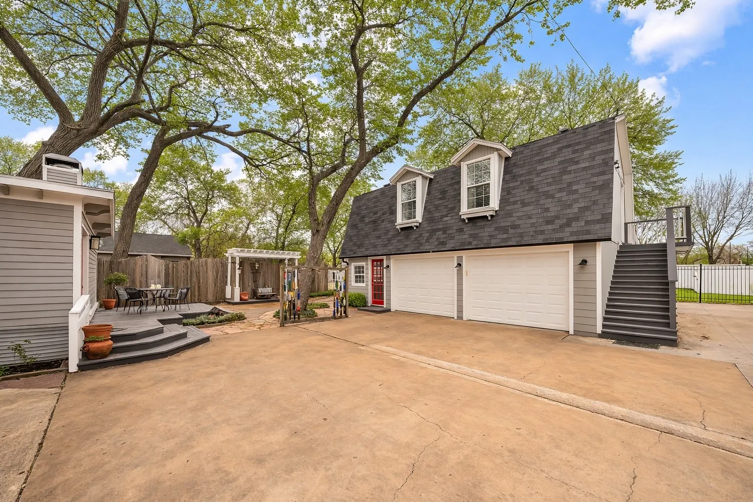 Single Family Residence For Sale in Collin County , 811 N Church Street, Mc Kinney, Texas 75069, 4 Bedroom, 5 Bathroom, 2 Garage spaces, 3,525 Sqft, built in 1920, mls#21195227, Real Estate Agent in Mc Kinney, Homes For Sale in Collin county, Homes For Sale in Mc Kinney, Realtor in Mc Kinney Texas, Real Estate Brokerage Independent Realty Texas, Luminita Cordes Realtor