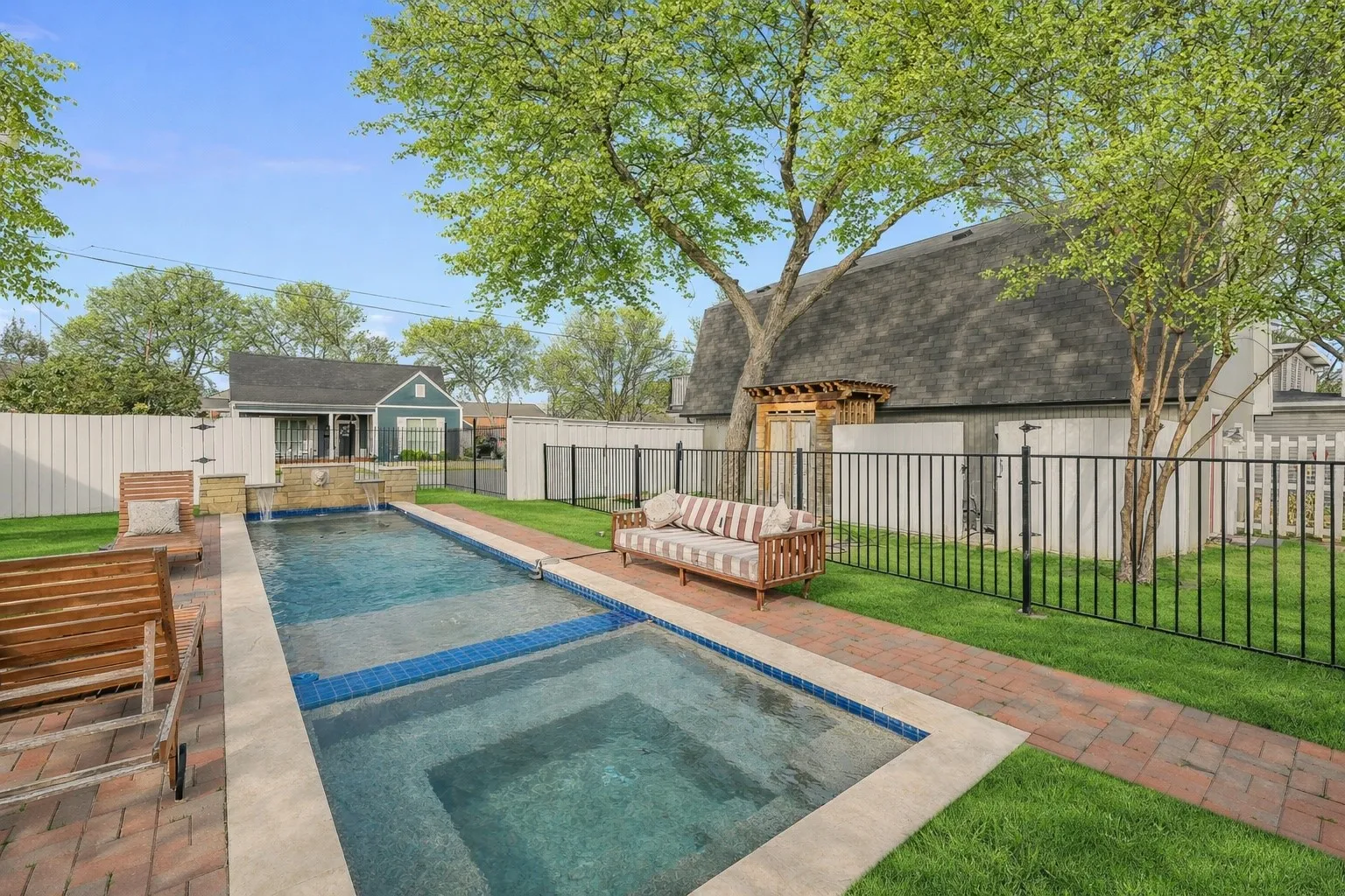 Single Family Residence For Sale in Collin County , 811 N Church Street, Mc Kinney, Texas 75069, 4 Bedroom, 5 Bathroom, 2 Garage spaces, 3,525 Sqft, built in 1920, mls#21195227, Real Estate Agent in Mc Kinney, Homes For Sale in Collin county, Homes For Sale in Mc Kinney, Realtor in Mc Kinney Texas, Real Estate Brokerage Independent Realty Texas, Luminita Cordes Realtor