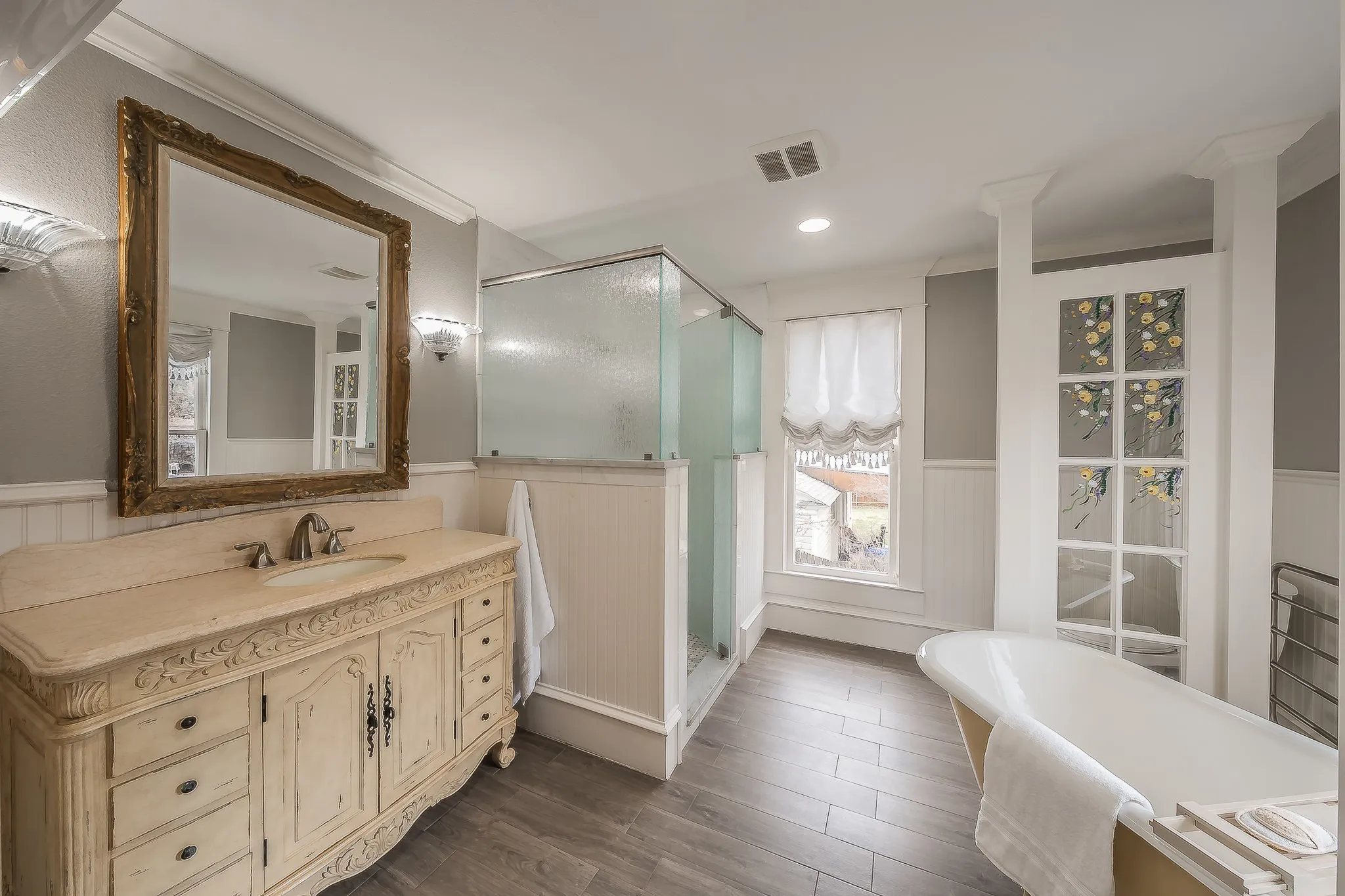 Single Family Residence For Sale in Collin County , 811 N Church Street, Mc Kinney, Texas 75069, 4 Bedroom, 5 Bathroom, 2 Garage spaces, 3,525 Sqft, built in 1920, mls#21195227, Real Estate Agent in Mc Kinney, Homes For Sale in Collin county, Homes For Sale in Mc Kinney, Realtor in Mc Kinney Texas, Real Estate Brokerage Independent Realty Texas, Luminita Cordes Realtor