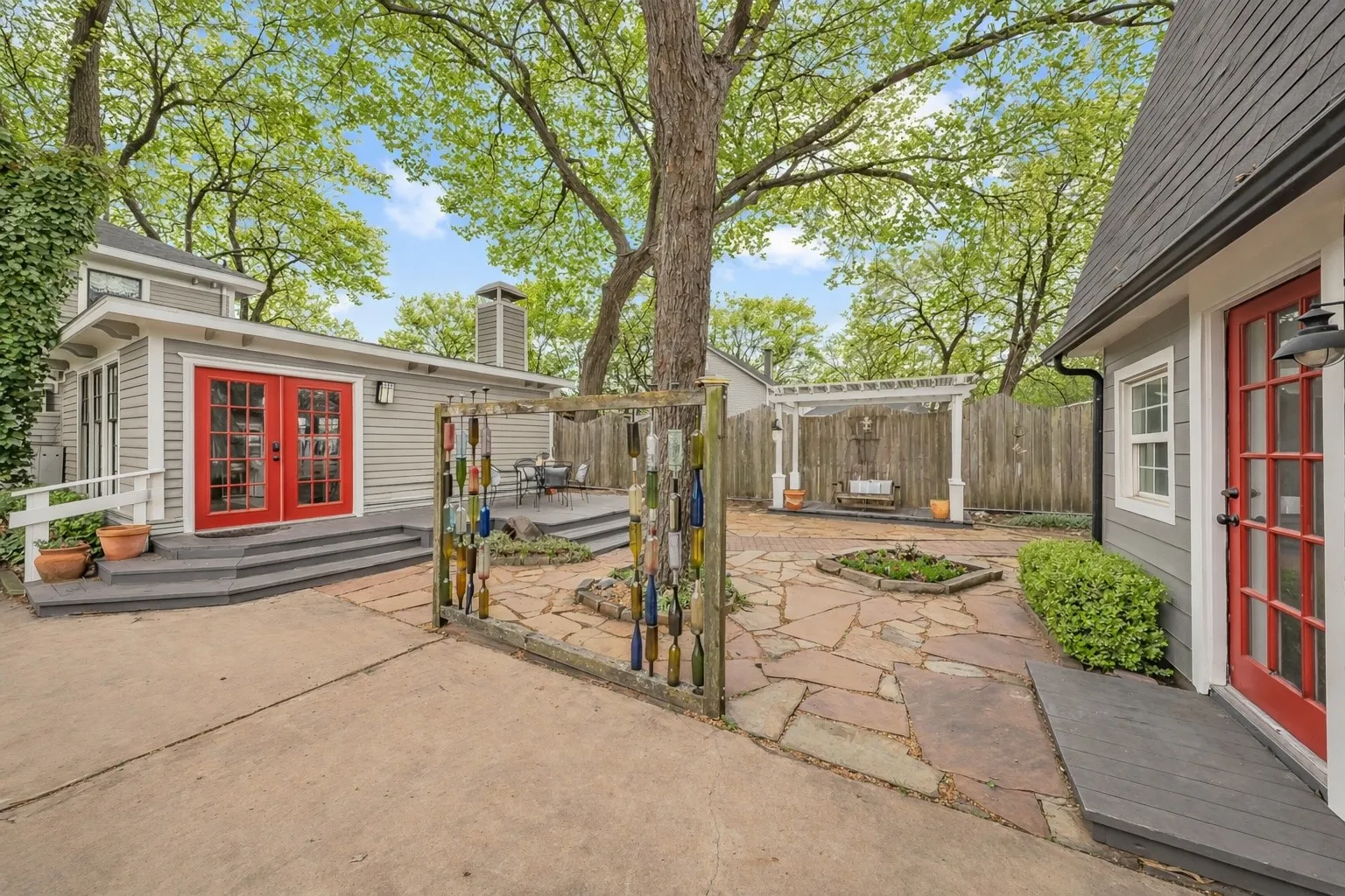 Single Family Residence For Sale in Collin County , 811 N Church Street, Mc Kinney, Texas 75069, 4 Bedroom, 5 Bathroom, 2 Garage spaces, 3,525 Sqft, built in 1920, mls#21195227, Real Estate Agent in Mc Kinney, Homes For Sale in Collin county, Homes For Sale in Mc Kinney, Realtor in Mc Kinney Texas, Real Estate Brokerage Independent Realty Texas, Luminita Cordes Realtor