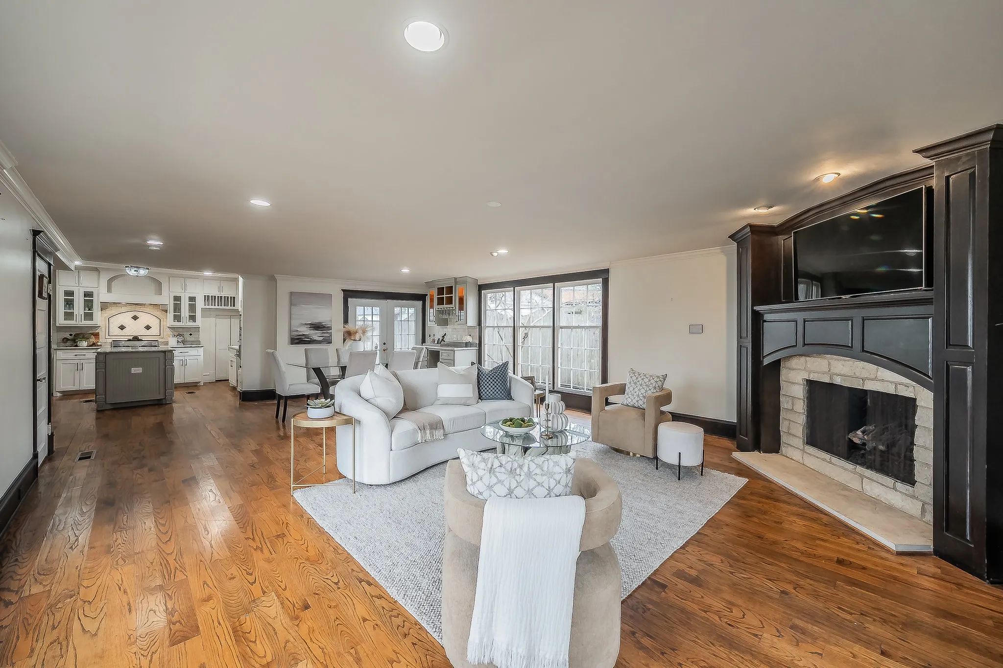 Single Family Residence For Sale in Collin County , 811 N Church Street, Mc Kinney, Texas 75069, 4 Bedroom, 5 Bathroom, 2 Garage spaces, 3,525 Sqft, built in 1920, mls#21195227, Real Estate Agent in Mc Kinney, Homes For Sale in Collin county, Homes For Sale in Mc Kinney, Realtor in Mc Kinney Texas, Real Estate Brokerage Independent Realty Texas, Luminita Cordes Realtor