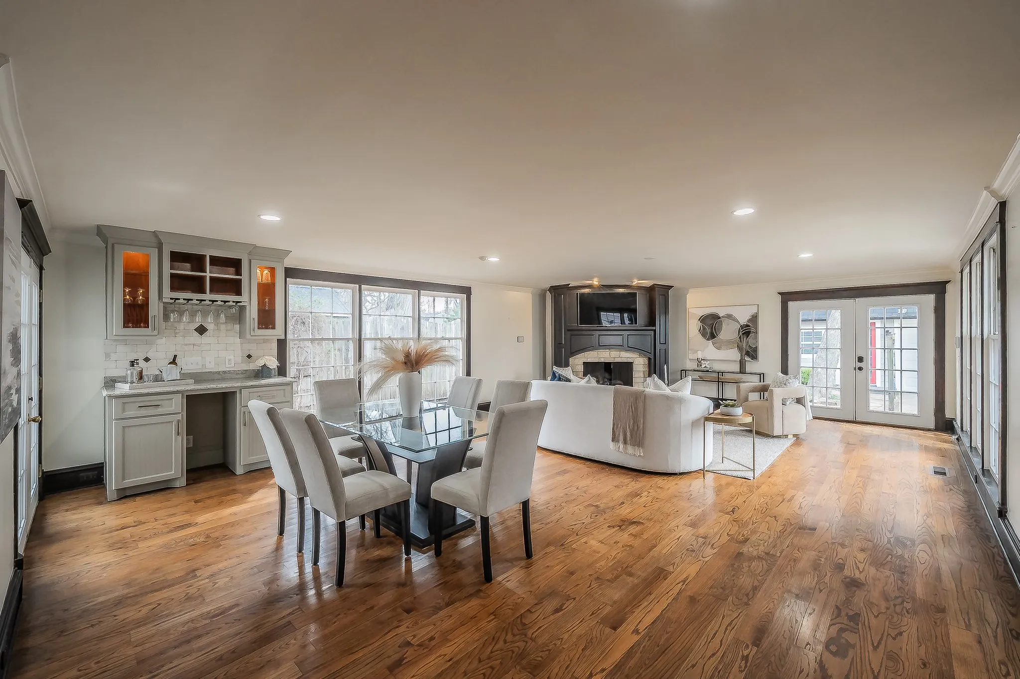 Single Family Residence For Sale in Collin County , 811 N Church Street, Mc Kinney, Texas 75069, 4 Bedroom, 5 Bathroom, 2 Garage spaces, 3,525 Sqft, built in 1920, mls#21195227, Real Estate Agent in Mc Kinney, Homes For Sale in Collin county, Homes For Sale in Mc Kinney, Realtor in Mc Kinney Texas, Real Estate Brokerage Independent Realty Texas, Luminita Cordes Realtor