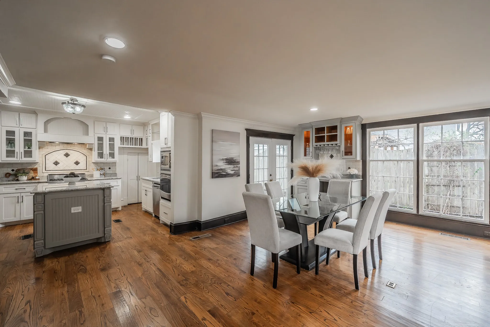 Single Family Residence For Sale in Collin County , 811 N Church Street, Mc Kinney, Texas 75069, 4 Bedroom, 5 Bathroom, 2 Garage spaces, 3,525 Sqft, built in 1920, mls#21195227, Real Estate Agent in Mc Kinney, Homes For Sale in Collin county, Homes For Sale in Mc Kinney, Realtor in Mc Kinney Texas, Real Estate Brokerage Independent Realty Texas, Luminita Cordes Realtor