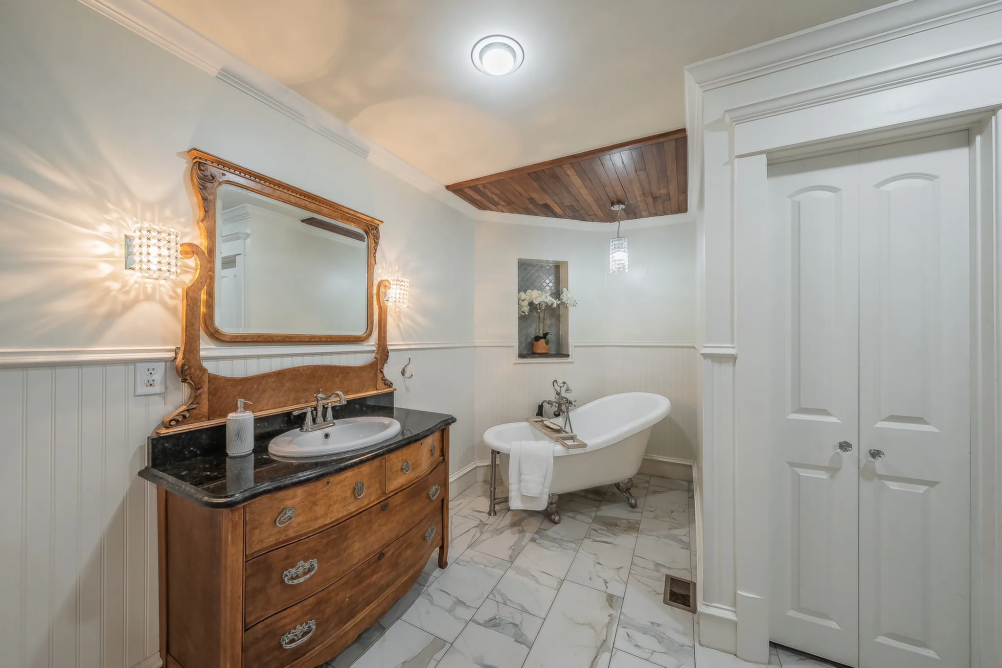 Single Family Residence For Sale in Collin County , 811 N Church Street, Mc Kinney, Texas 75069, 4 Bedroom, 5 Bathroom, 2 Garage spaces, 3,525 Sqft, built in 1920, mls#21195227, Real Estate Agent in Mc Kinney, Homes For Sale in Collin county, Homes For Sale in Mc Kinney, Realtor in Mc Kinney Texas, Real Estate Brokerage Independent Realty Texas, Luminita Cordes Realtor
