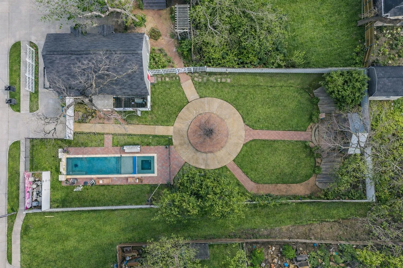 Single Family Residence For Sale in Collin County , 811 N Church Street, Mc Kinney, Texas 75069, 4 Bedroom, 5 Bathroom, 2 Garage spaces, 3,525 Sqft, built in 1920, mls#21195227, Real Estate Agent in Mc Kinney, Homes For Sale in Collin county, Homes For Sale in Mc Kinney, Realtor in Mc Kinney Texas, Real Estate Brokerage Independent Realty Texas, Luminita Cordes Realtor