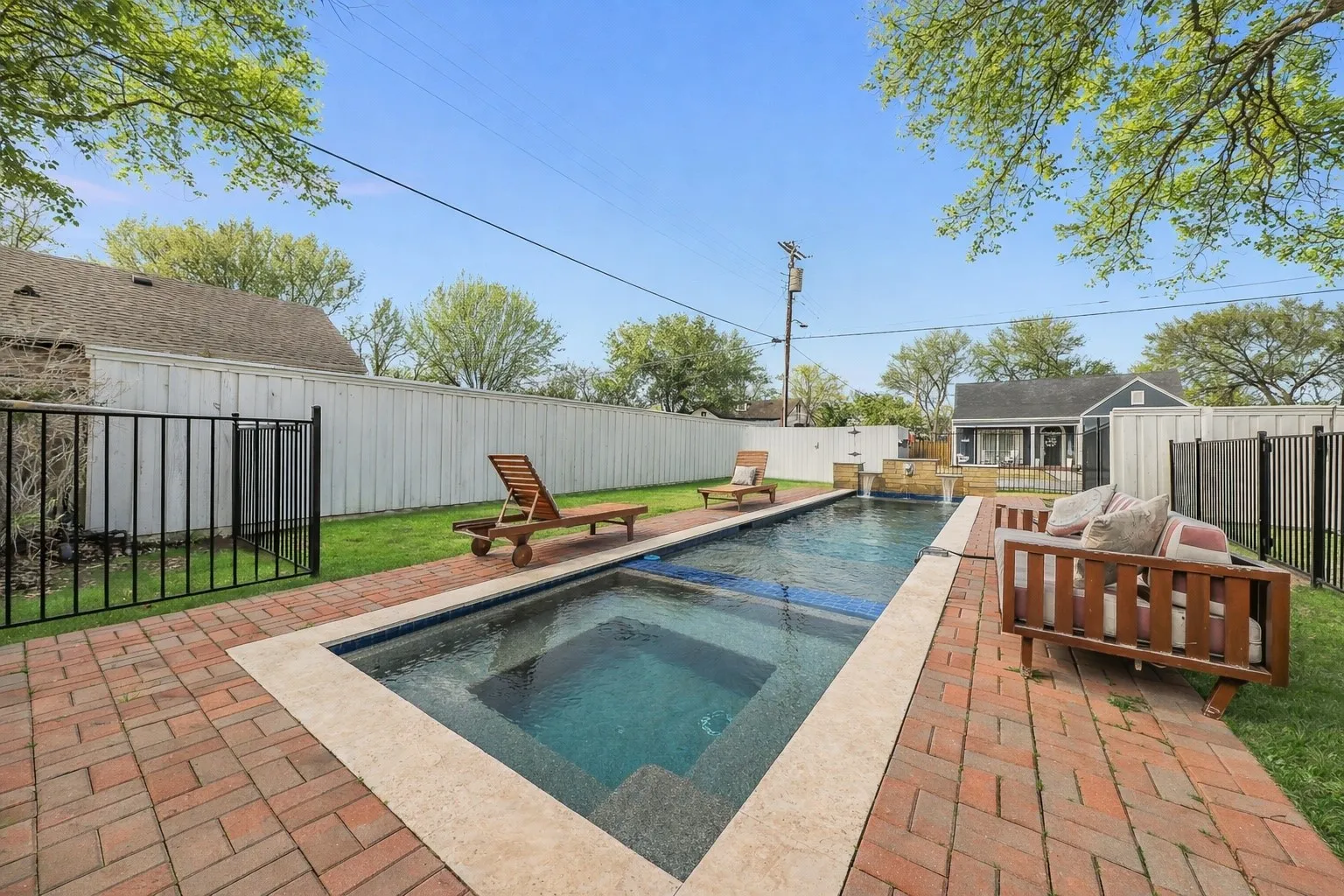 Single Family Residence For Sale in Collin County , 811 N Church Street, Mc Kinney, Texas 75069, 4 Bedroom, 5 Bathroom, 2 Garage spaces, 3,525 Sqft, built in 1920, mls#21195227, Real Estate Agent in Mc Kinney, Homes For Sale in Collin county, Homes For Sale in Mc Kinney, Realtor in Mc Kinney Texas, Real Estate Brokerage Independent Realty Texas, Luminita Cordes Realtor