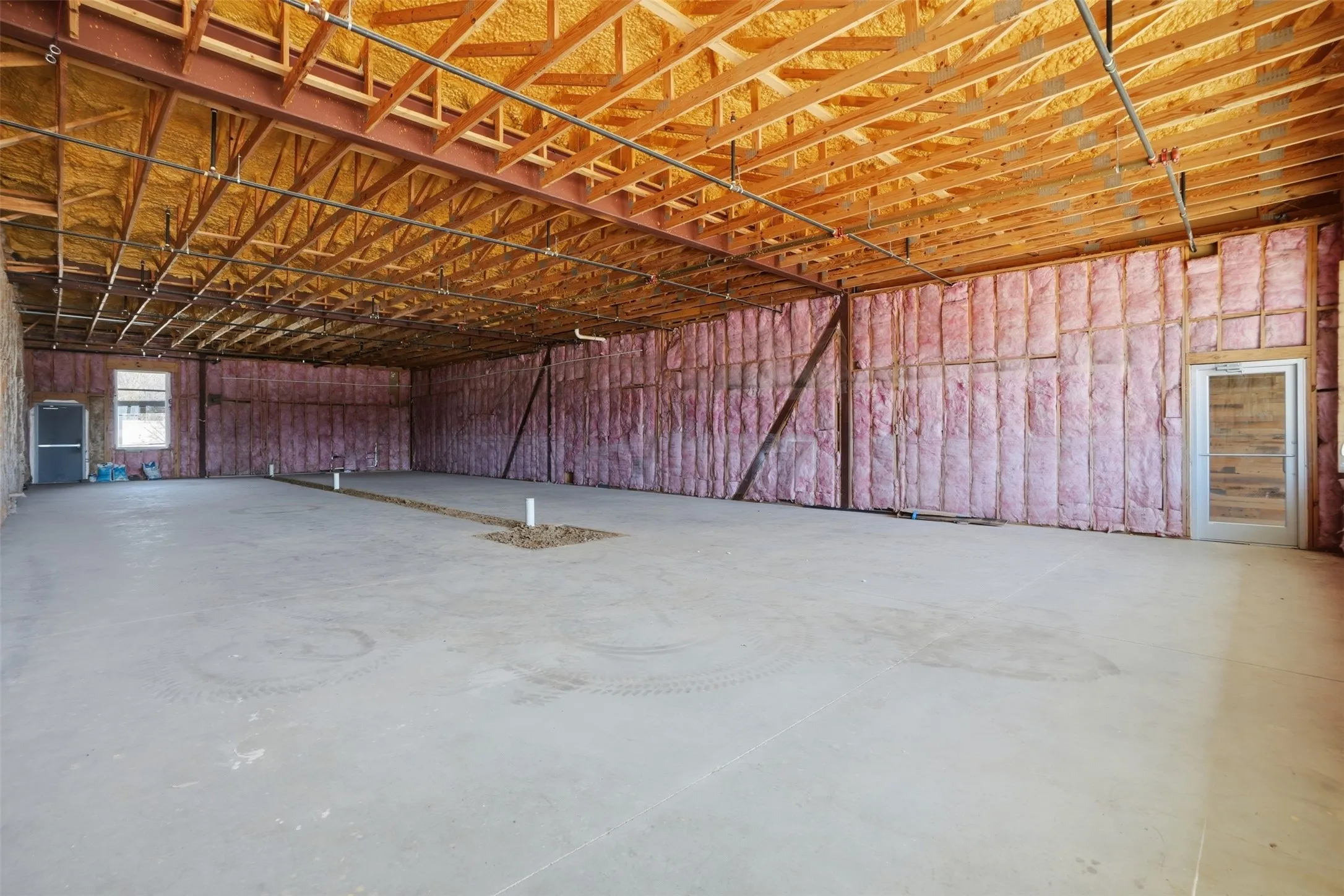 Miscellaneous room with concrete flooring