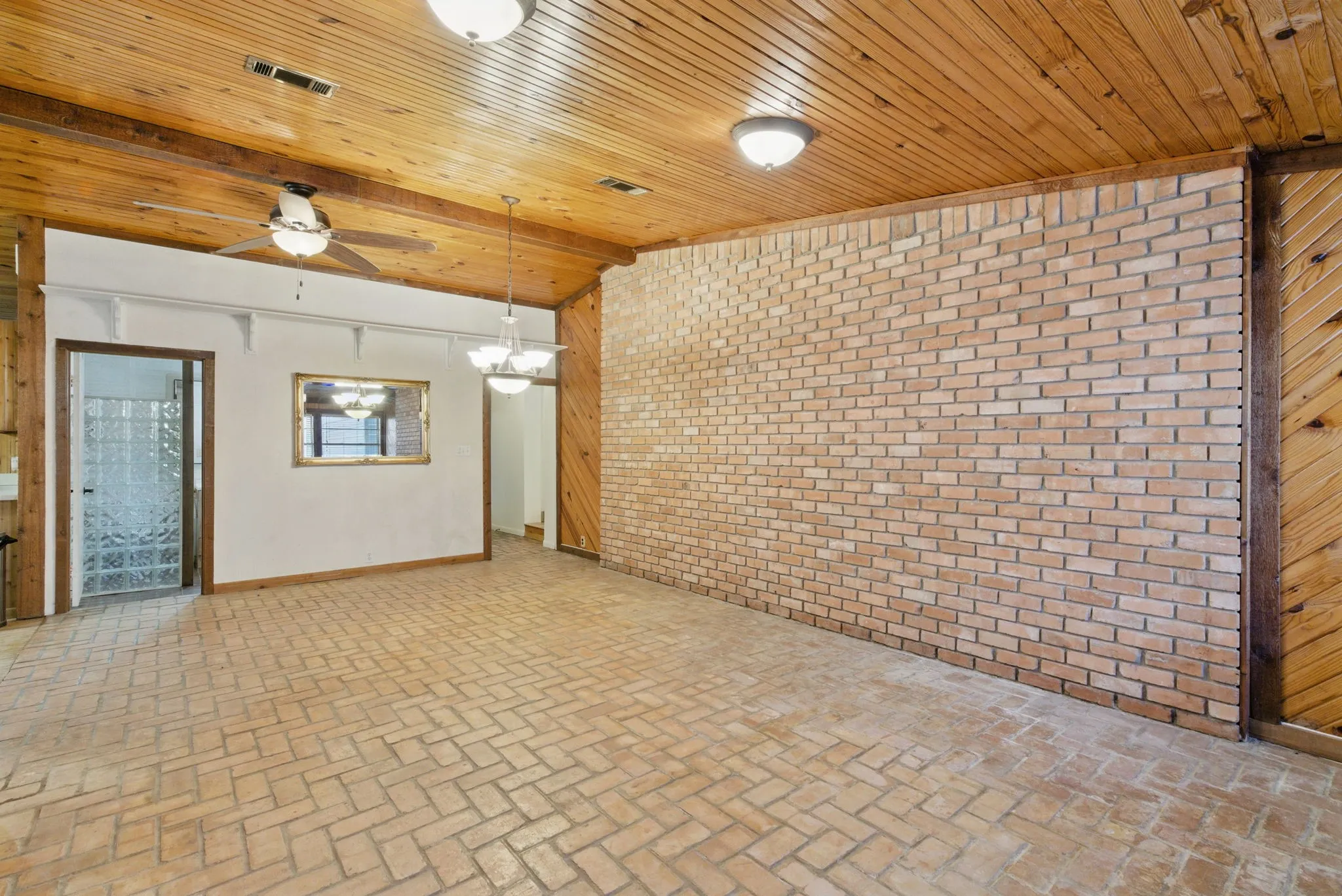 Single Family Residence For Sale in Eastland County , 215 County Road 564, Eastland, Texas 76448, 3 Bedroom, 4 Bathroom, 2 Garage spaces, 2,862 Sqft, built in 1980, Price $365,000, mls#21200273, Real Estate Agent in Eastland, Homes For Sale in Eastland county, Homes For Sale in Eastland, Realtor in Eastland Texas, Real Estate Brokerage Independent Realty Texas, Luminita Cordes Realtor