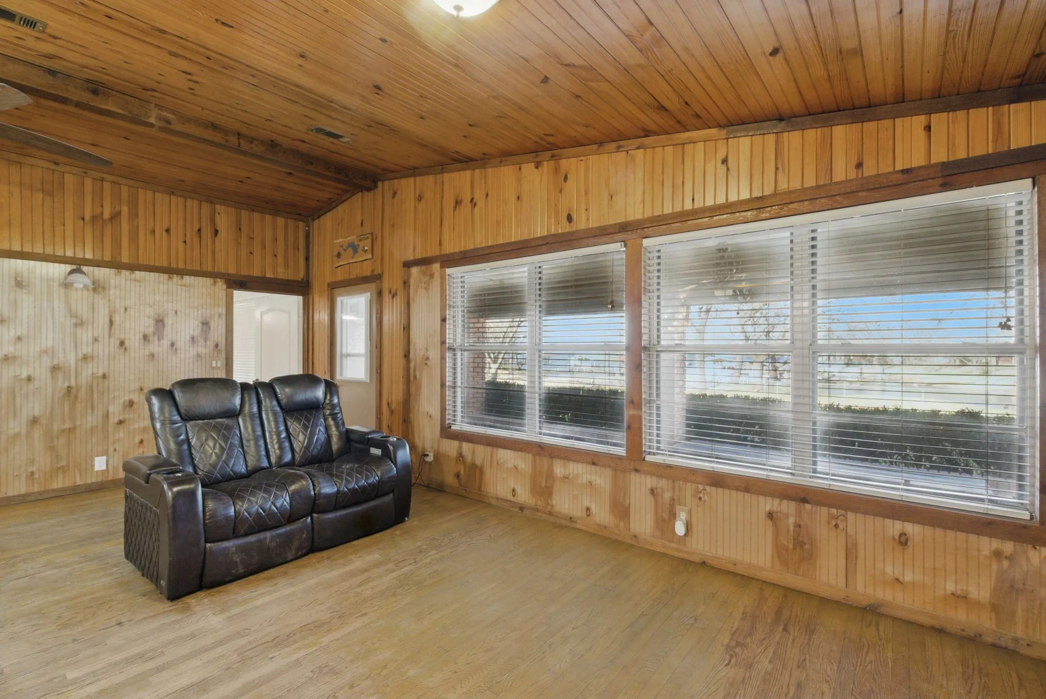 Single Family Residence For Sale in Eastland County , 215 County Road 564, Eastland, Texas 76448, 3 Bedroom, 4 Bathroom, 2 Garage spaces, 2,862 Sqft, built in 1980, Price $365,000, mls#21200273, Real Estate Agent in Eastland, Homes For Sale in Eastland county, Homes For Sale in Eastland, Realtor in Eastland Texas, Real Estate Brokerage Independent Realty Texas, Luminita Cordes Realtor
