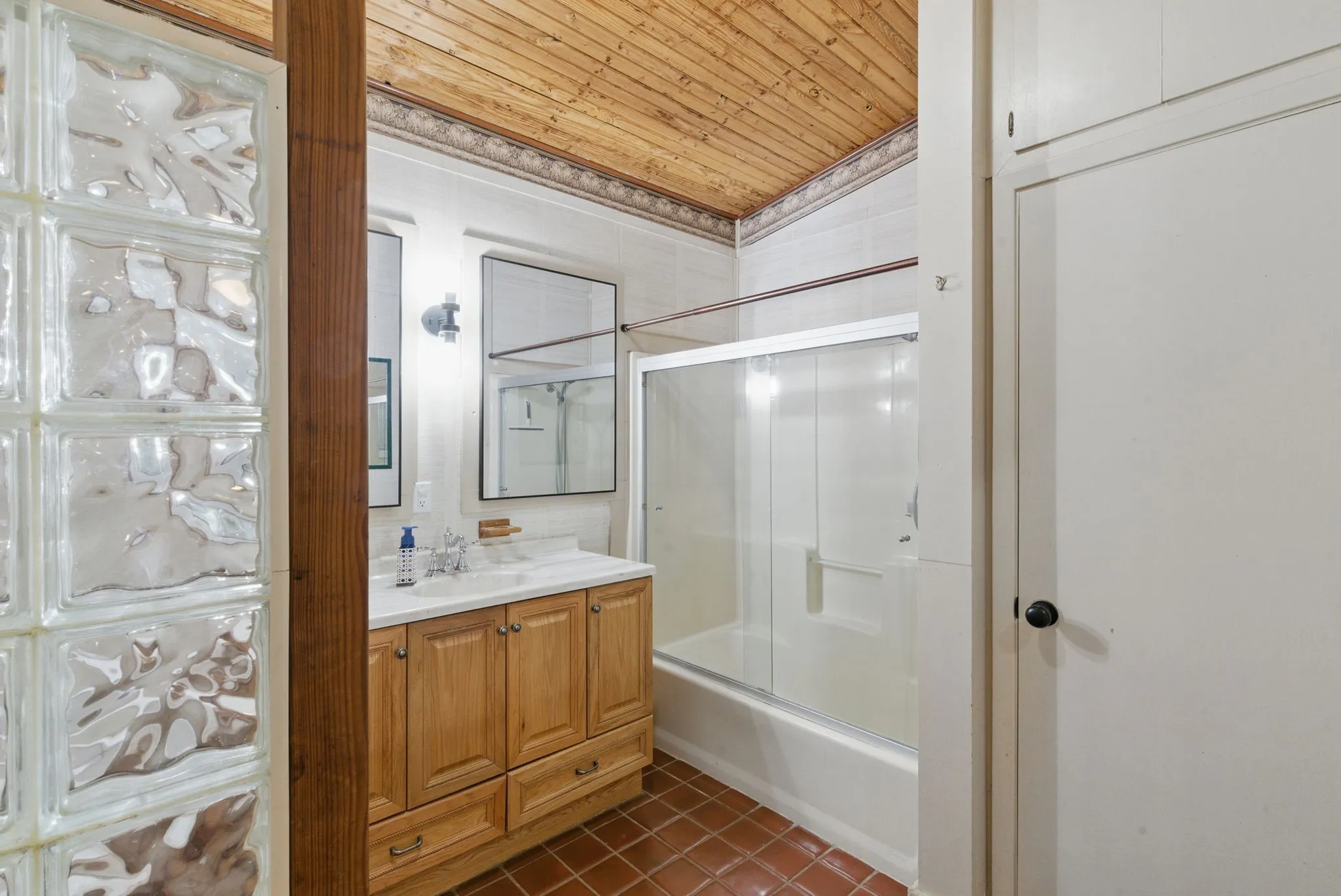 Single Family Residence For Sale in Eastland County , 215 County Road 564, Eastland, Texas 76448, 3 Bedroom, 4 Bathroom, 2 Garage spaces, 2,862 Sqft, built in 1980, Price $365,000, mls#21200273, Real Estate Agent in Eastland, Homes For Sale in Eastland county, Homes For Sale in Eastland, Realtor in Eastland Texas, Real Estate Brokerage Independent Realty Texas, Luminita Cordes Realtor