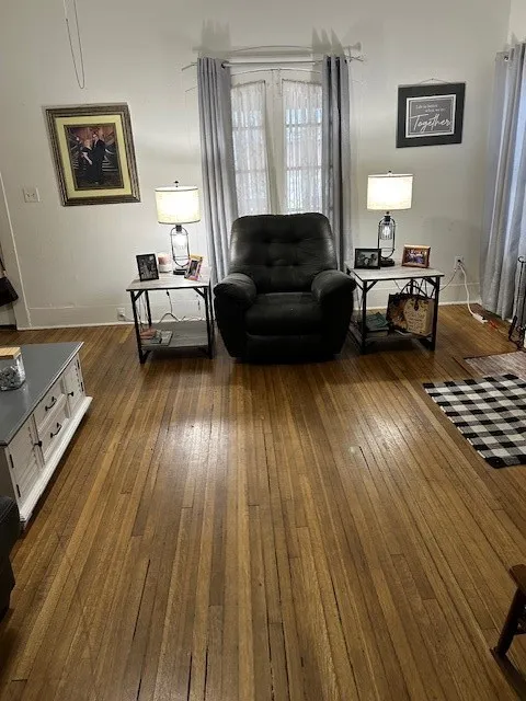 Single Family Residence For Sale in Navarro County , 1518 W Park Avenue, Corsicana, Texas 75110, 2 Bedroom, 1 Bathroom, Garage spaces, 1,462 Sqft, built in 1915, Preowned, mls#21198137, Real Estate Agent in Corsicana, Homes For Sale in Navarro county, Homes For Sale in Corsicana, Realtor in Corsicana Texas, Real Estate Brokerage Independent Realty Texas, Luminita Cordes Realtor