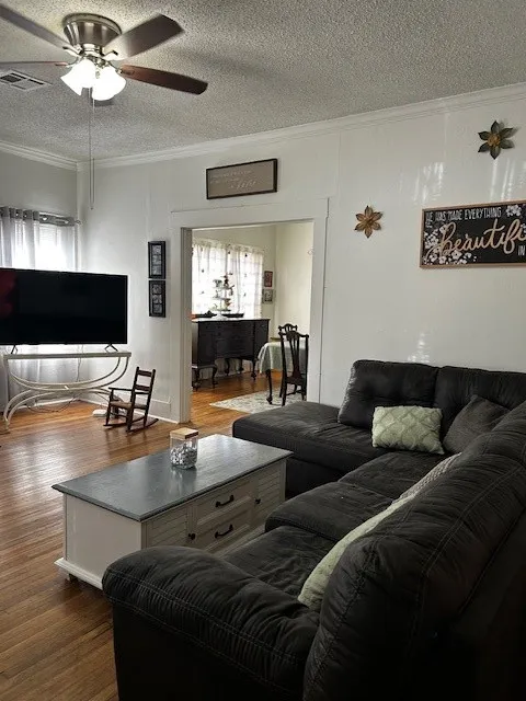 Single Family Residence For Sale in Navarro County , 1518 W Park Avenue, Corsicana, Texas 75110, 2 Bedroom, 1 Bathroom, Garage spaces, 1,462 Sqft, built in 1915, Preowned, mls#21198137, Real Estate Agent in Corsicana, Homes For Sale in Navarro county, Homes For Sale in Corsicana, Realtor in Corsicana Texas, Real Estate Brokerage Independent Realty Texas, Luminita Cordes Realtor