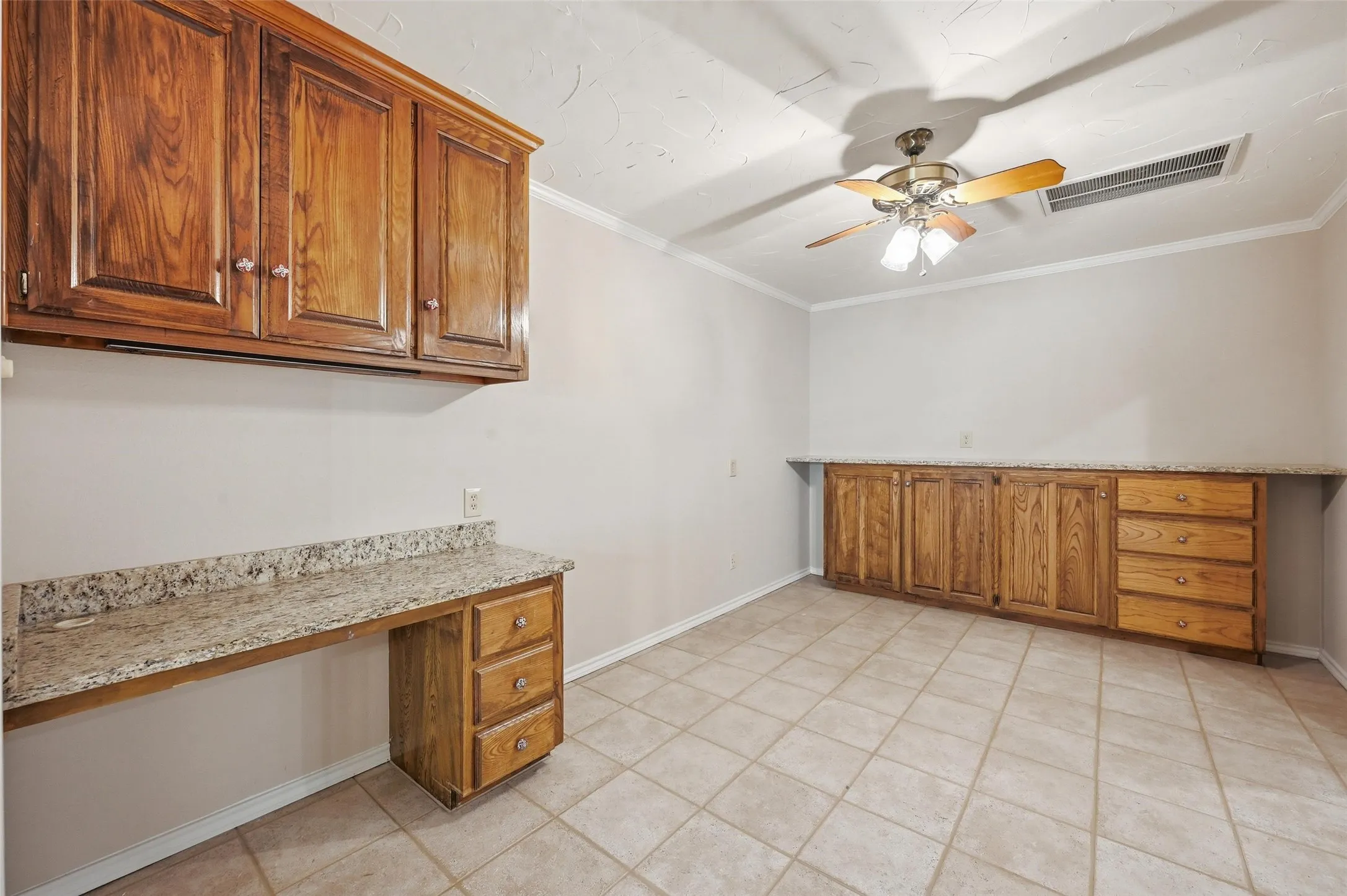 Single Family Residence For Sale in Tarrant County , 6208 Windsong Drive, Arlington, Texas 76001, 5 Bedroom, 4 Bathroom, 4 Garage spaces, 3,232 Sqft, built in 1985, mls#21201462, Real Estate Agent in Arlington, Homes For Sale in Tarrant county, Homes For Sale in Arlington, Realtor in Arlington Texas, Real Estate Brokerage Independent Realty Texas, Luminita Cordes Realtor