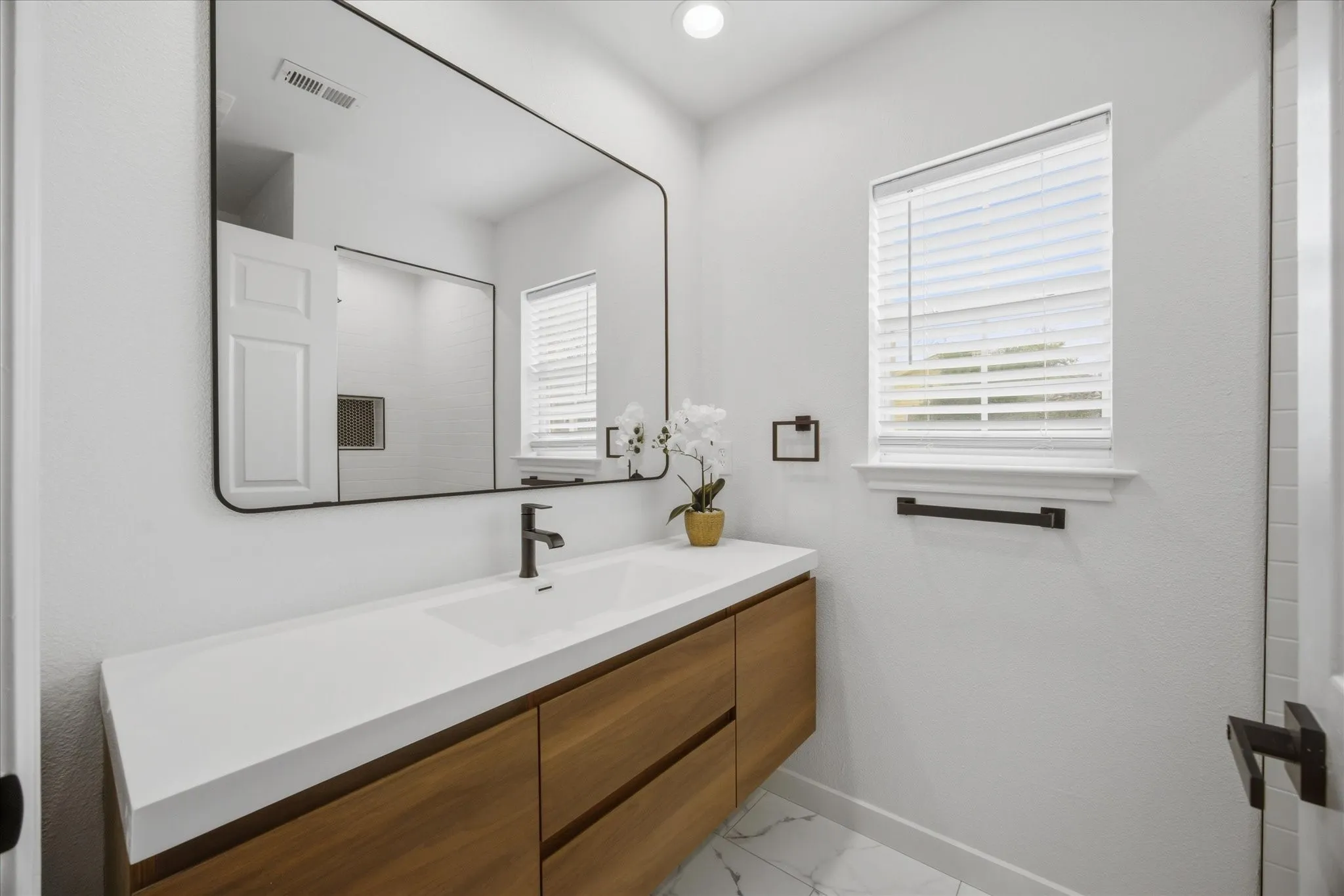 Single Family Residence For Sale in Rockwall County , 709 Sherman Street, Rockwall, Texas 75087, 3 Bedroom, 2 Bathroom, Garage spaces, 1,458 Sqft, built in 2007, Preowned, mls#21200697, Real Estate Agent in Rockwall, Homes For Sale in Rockwall county, Homes For Sale in Rockwall, Realtor in Rockwall Texas, Real Estate Brokerage Independent Realty Texas, Luminita Cordes Realtor